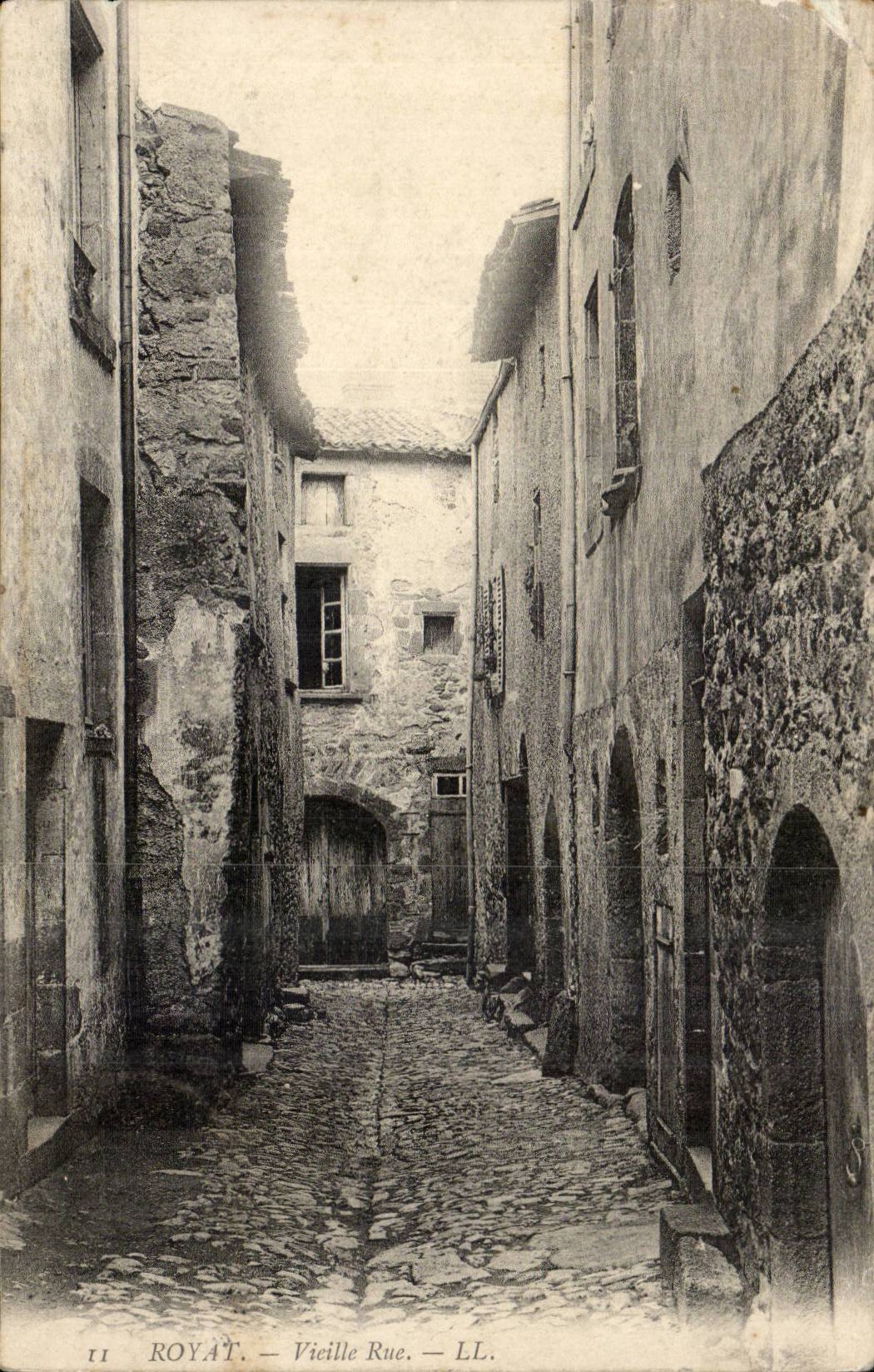 Royat - Old woman Street - CPA