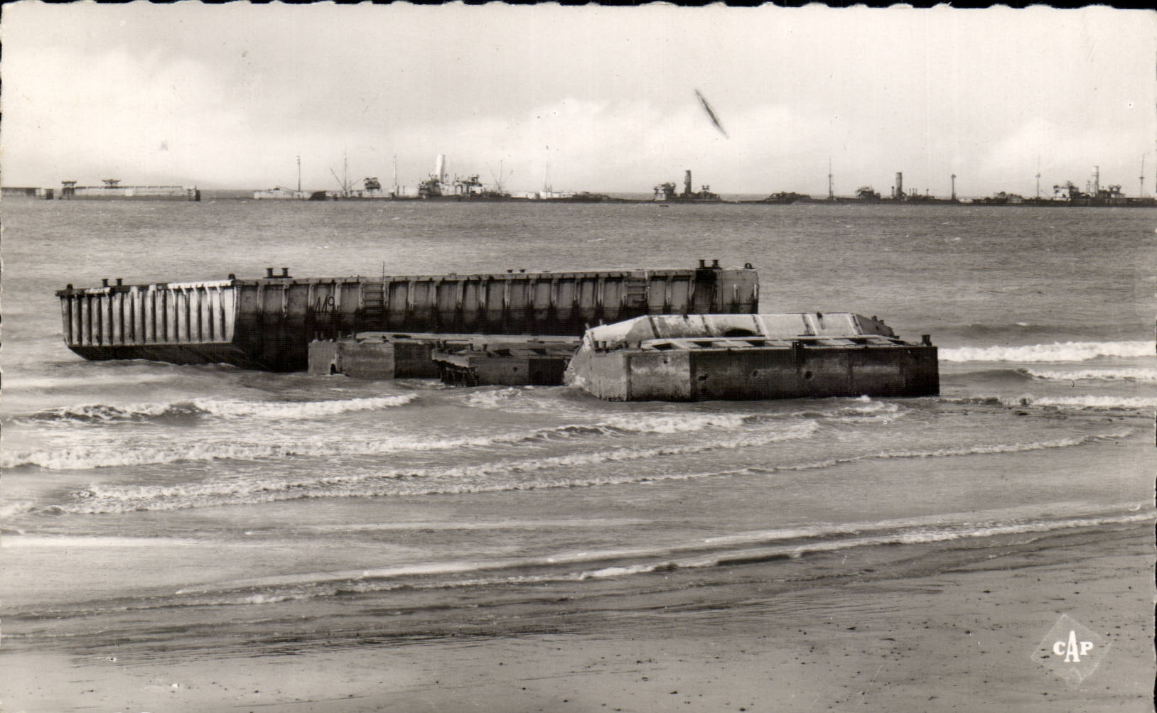 Arromanches les Bains CPA Port de la Liberation Pontons de debarquement et navires echoues