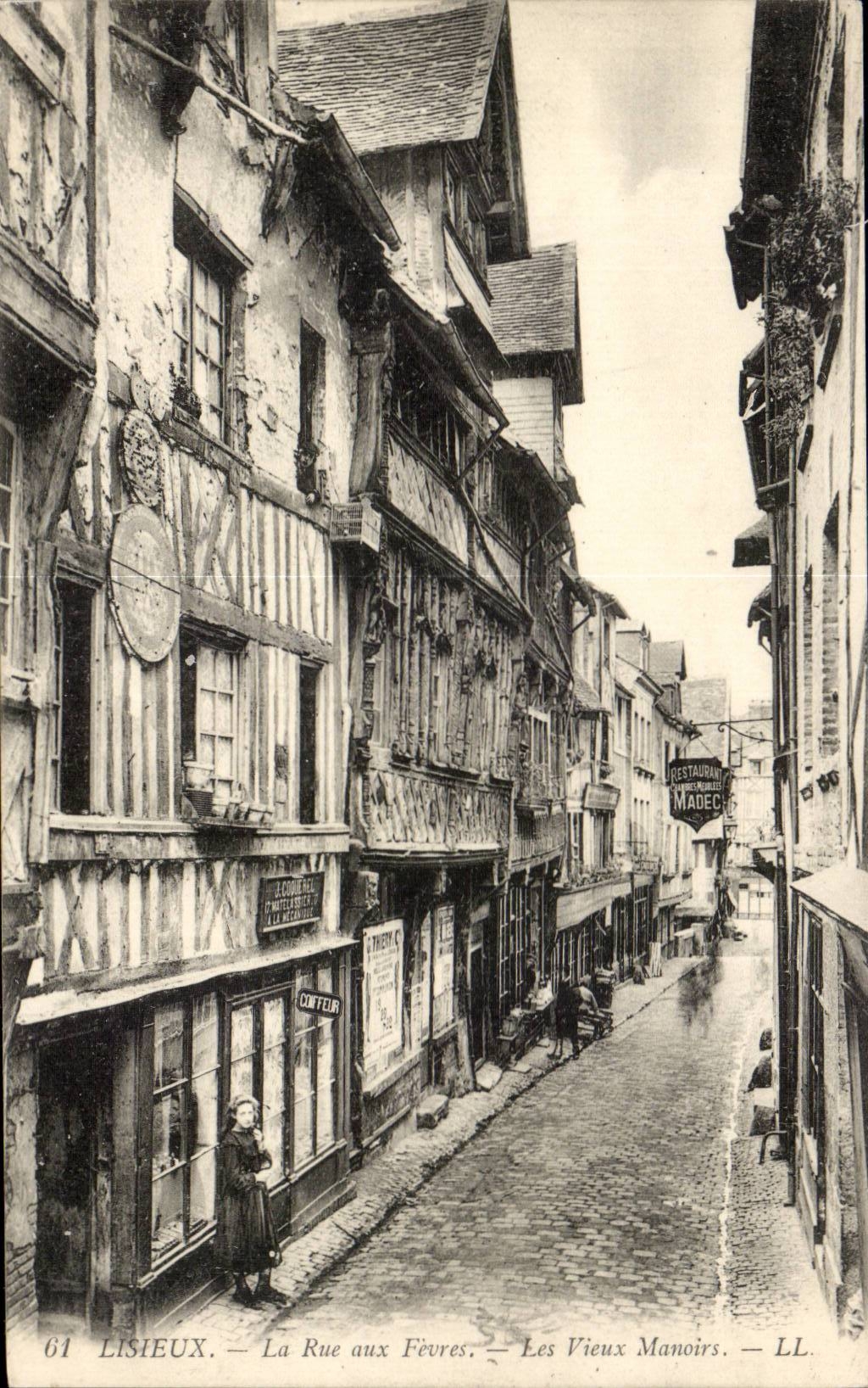 Lisieux - die Strasse mit Saubohnen - alte Landsitze CPA