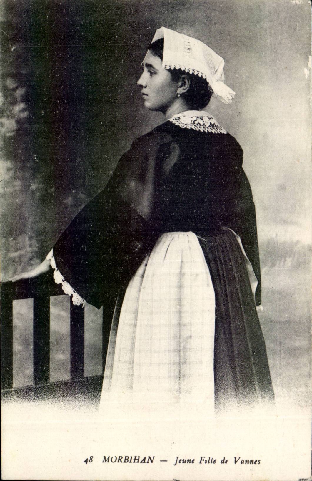 Morbihan CPA Young girl of Valves (folklore)