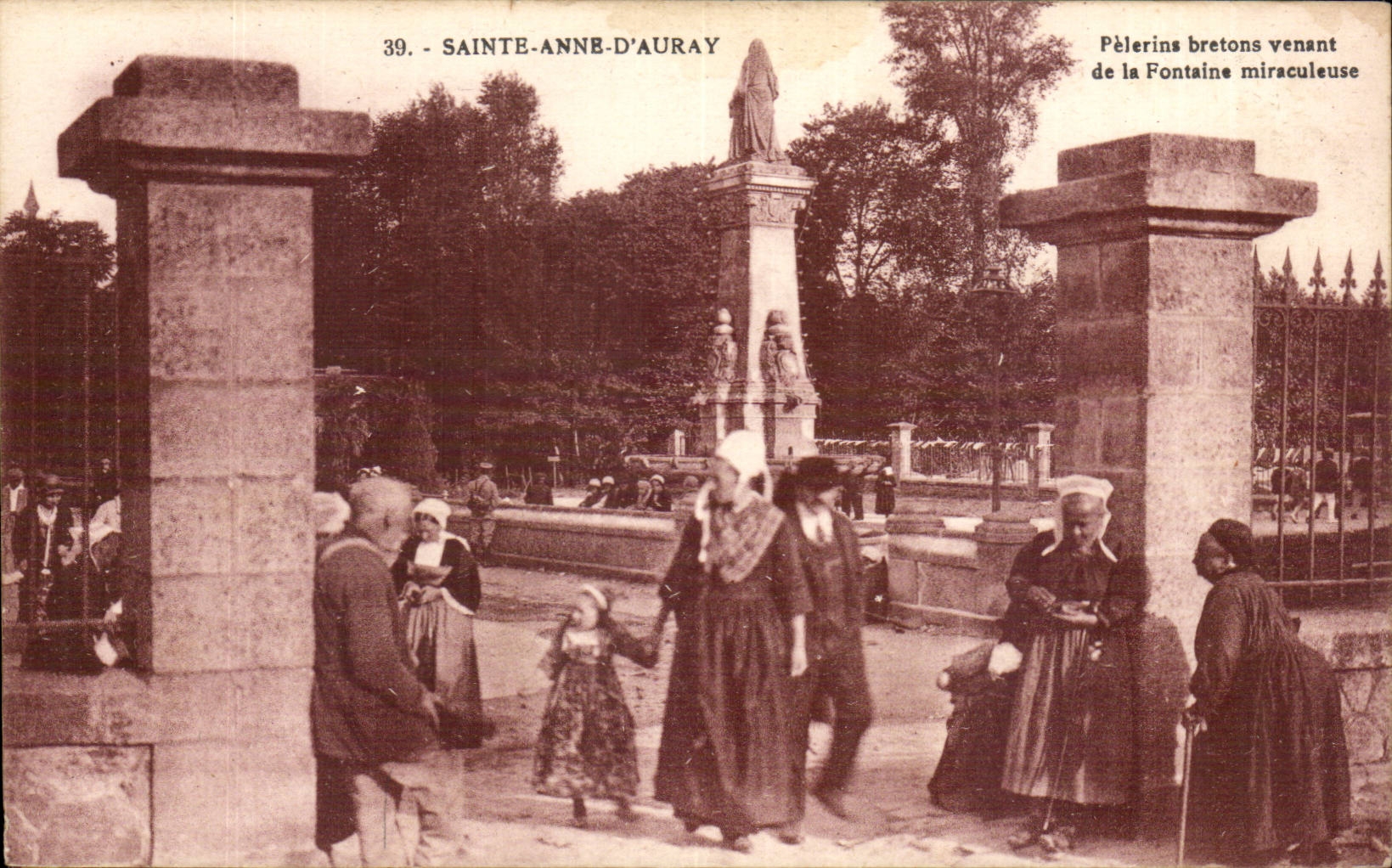 Sainte Anne d' Auray CPA Breton Pilgrims coming from the miraculous fountain
