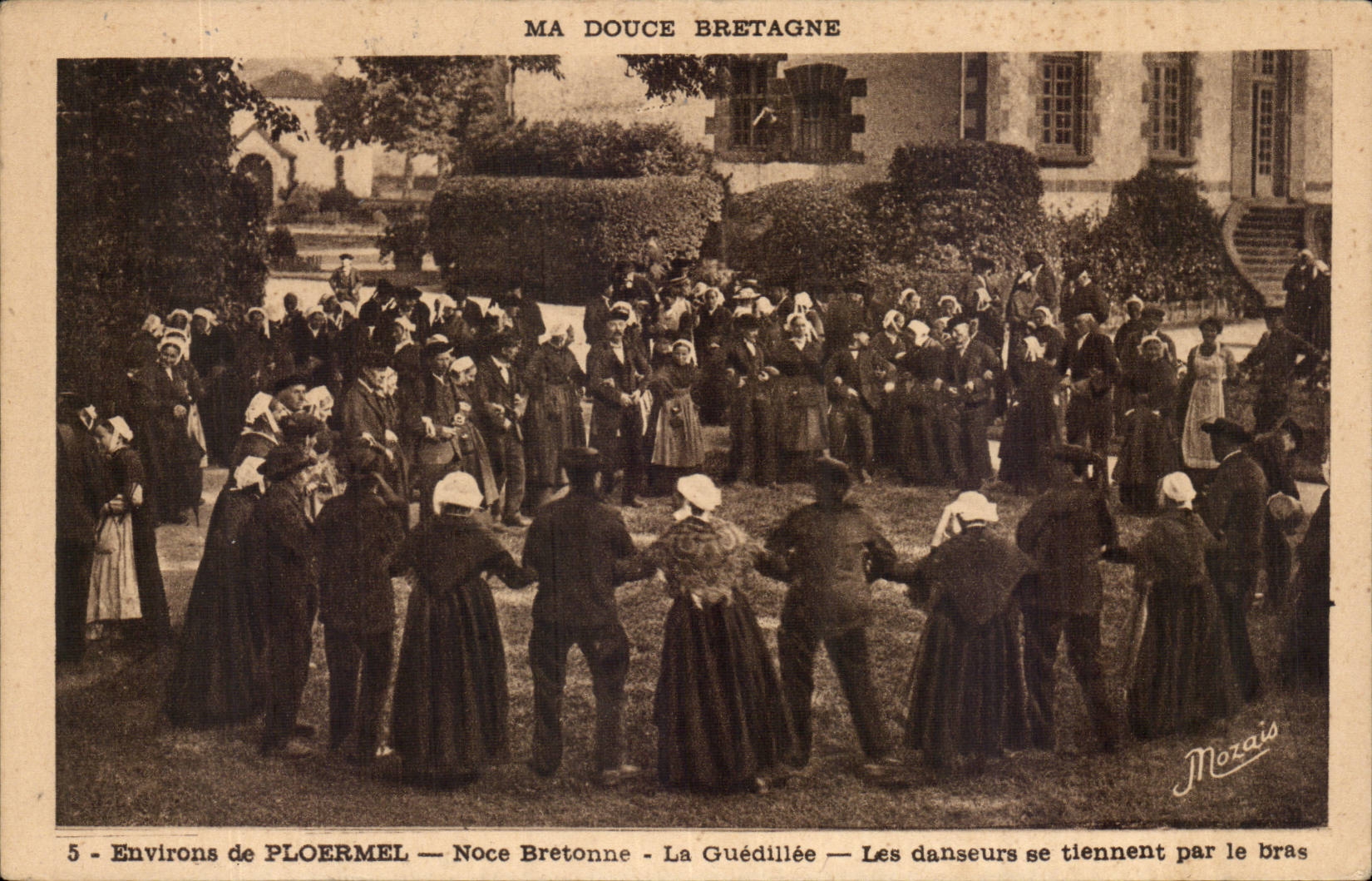 CPA Environs of Ploermel Noce Breton Guedillee the dancers are held by the arm