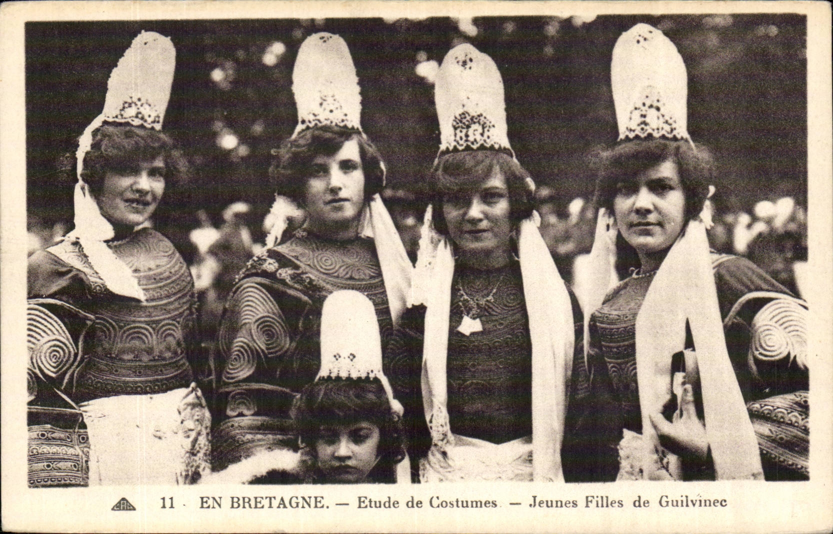 Guilvinec CPA Details of costumes girls