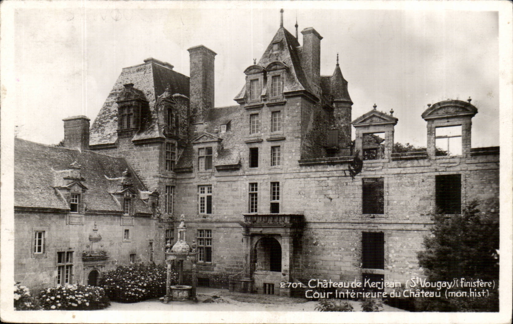 CPA Castle of Kerjean (St Vougay) interior Court of the castle