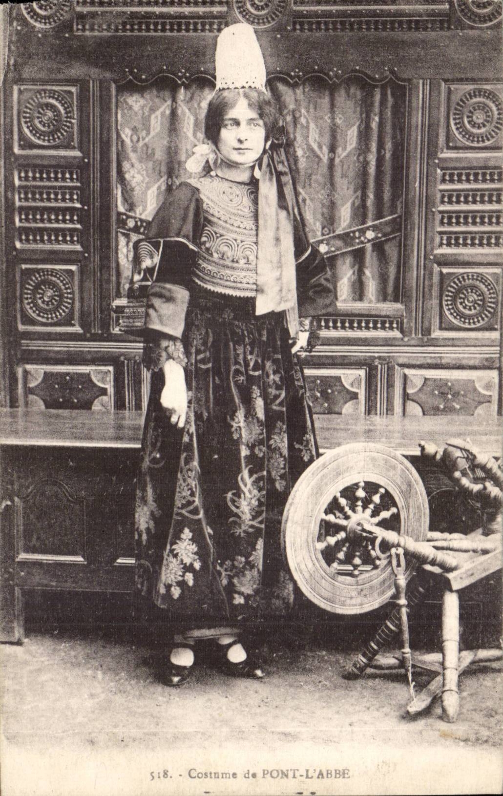 CPA Young girl Costume of Bridge the abbot