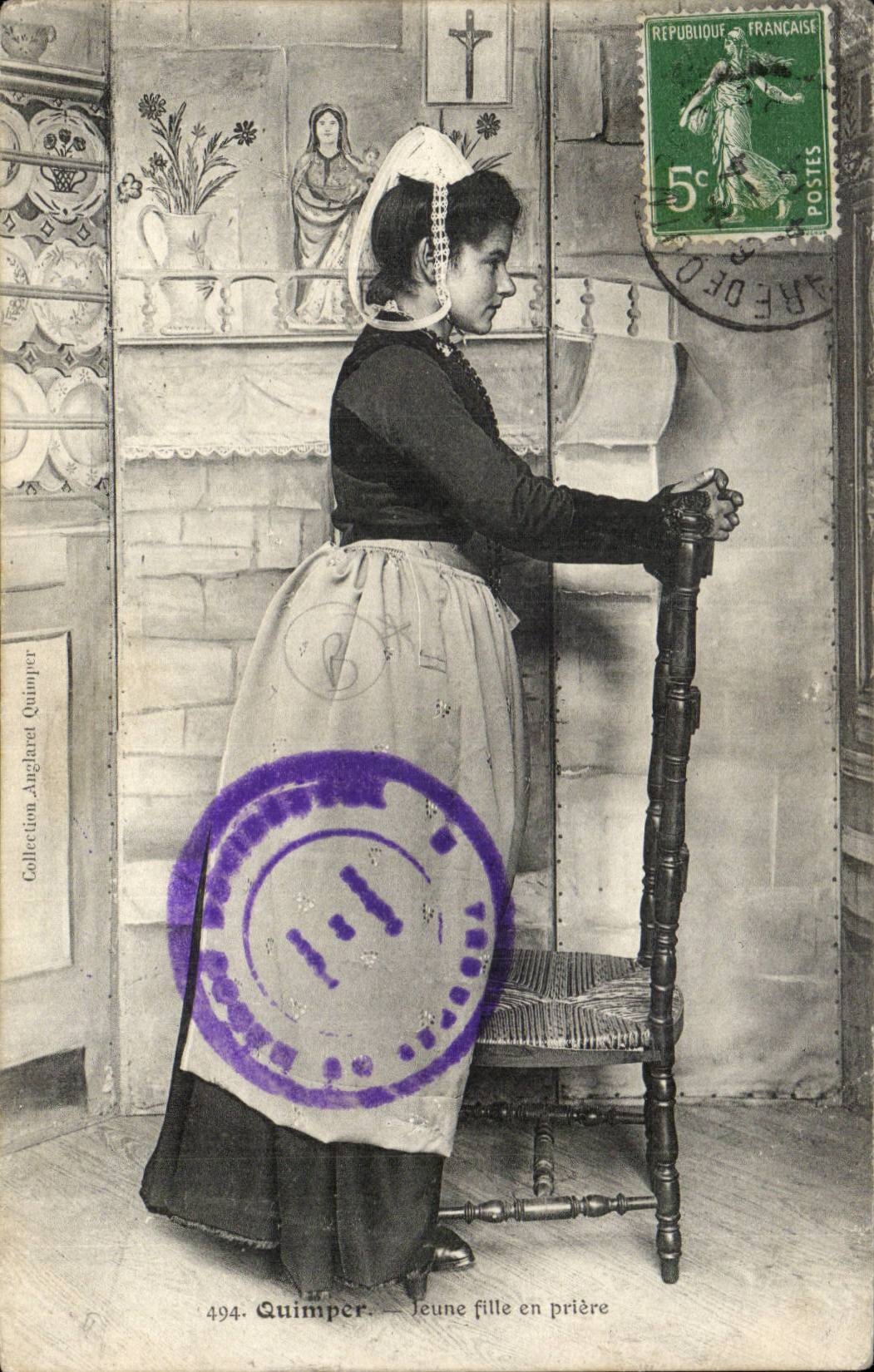 Quimper CPA Young girl in prayer (folklore caps)