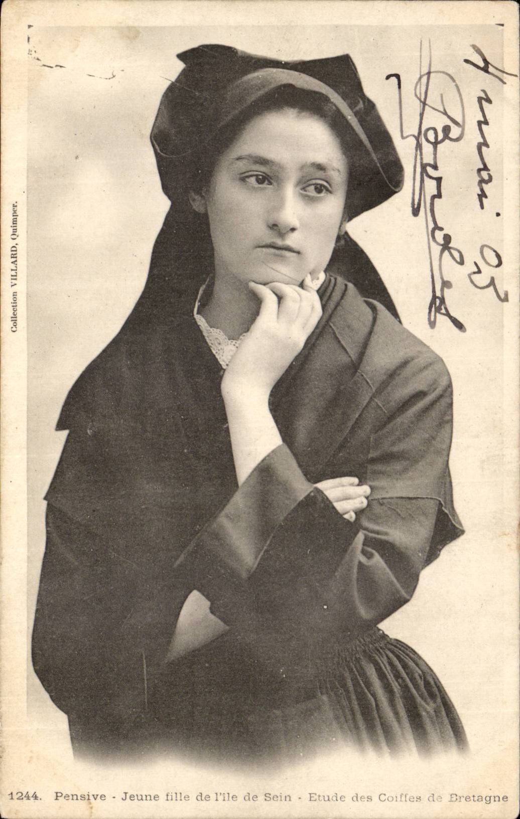 Pensive CPA girl of the island of Center Details of the caps of Brittany (folklore)