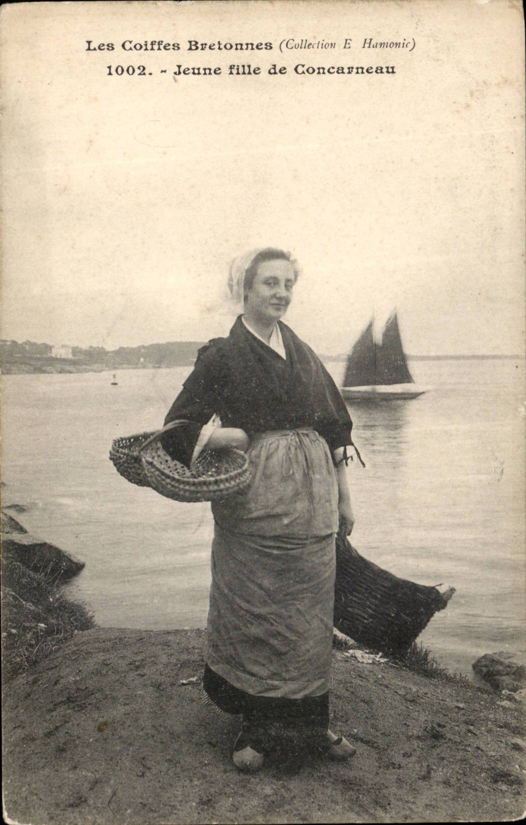 Breton caps CPA Young girl of Concarneau
