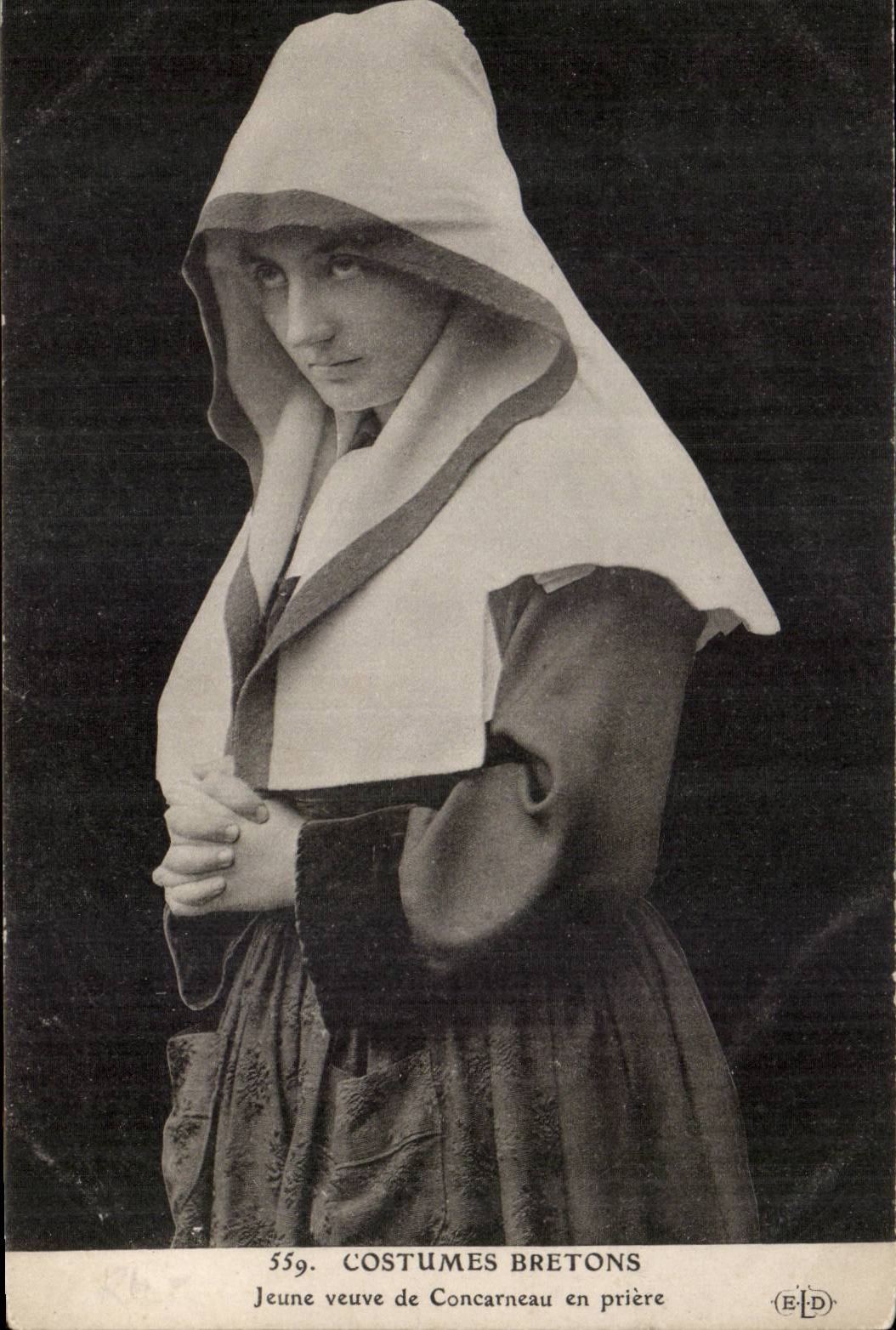Breton costumes CPA Jeuen widow of Concarneau in prayer