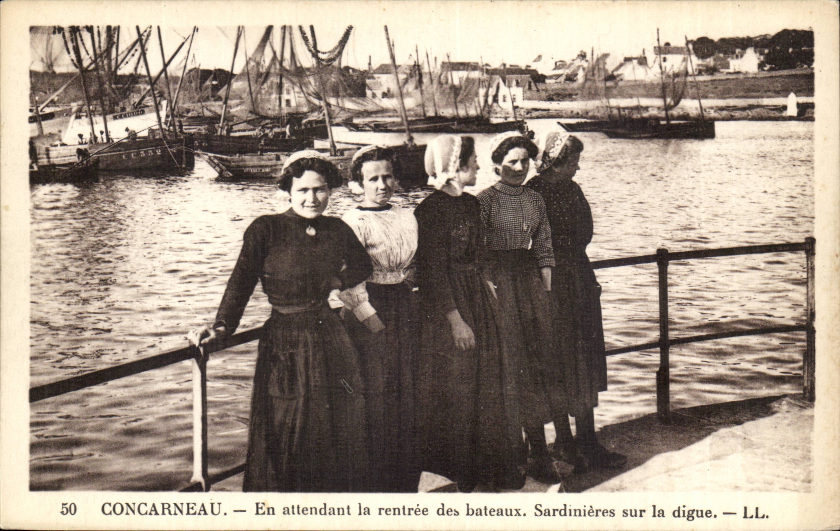 Concarneau CPA While waiting for the re-entry of the Sardinieres boats on the dam