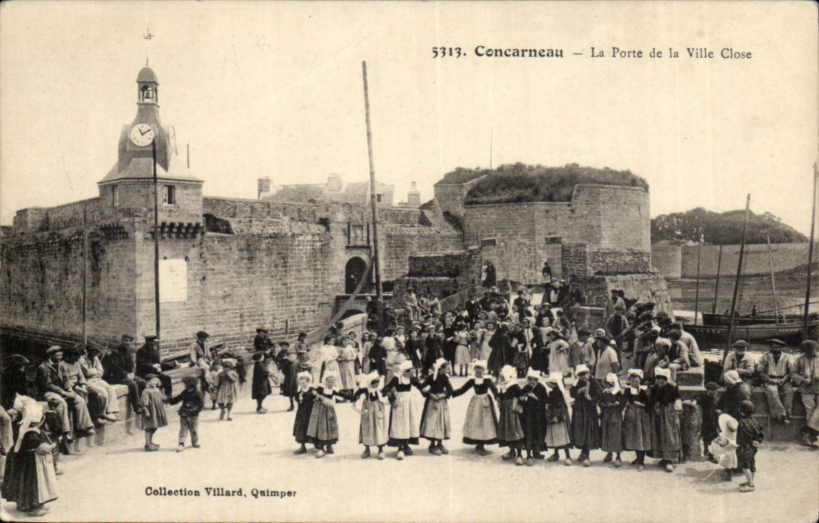 Concarneau CPA the door of closed city (dance) TOP