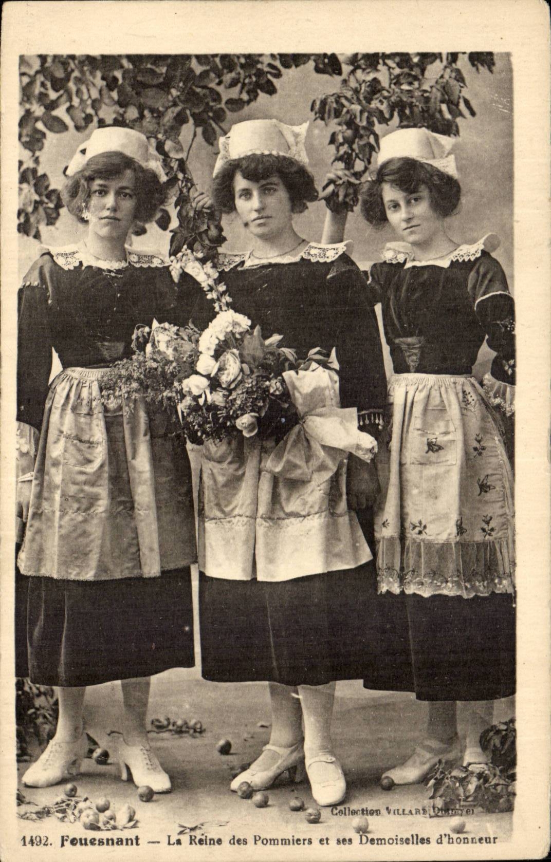 Fouesnant CPA the queen of the Apple trees and her young ladies of honor (folklore costume)