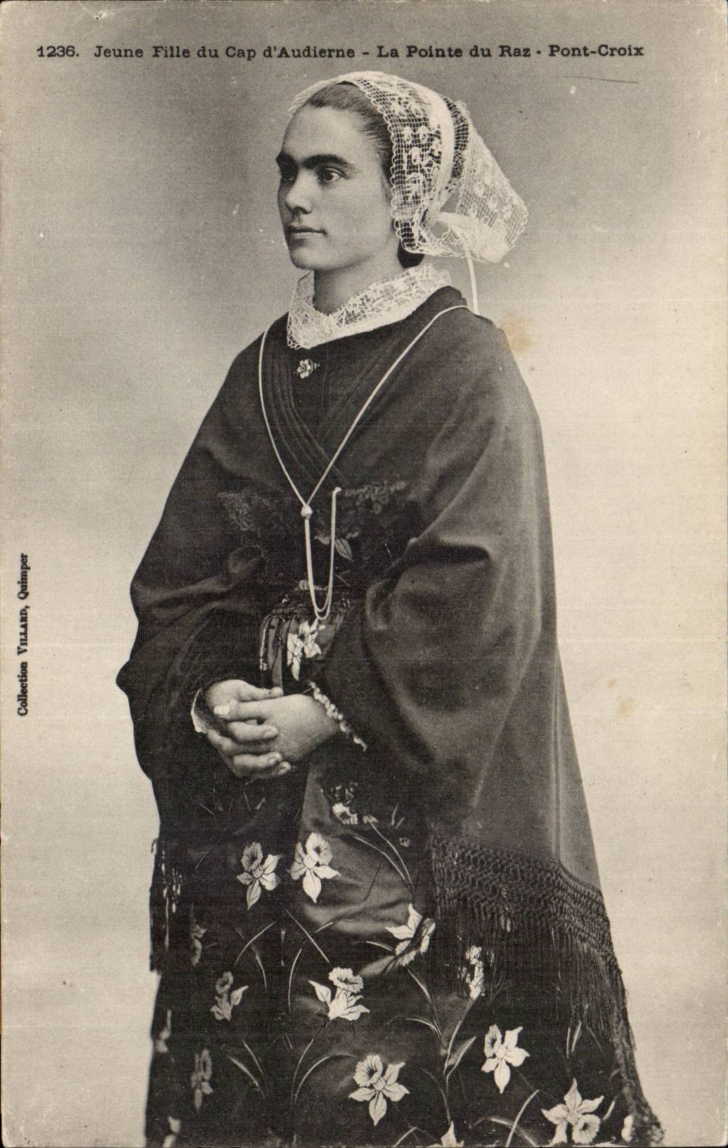 CPA Jeune fille du cap d'Audierne La Pointe du raz Pont CRoix TOP (folklore Bretagne Finistere)