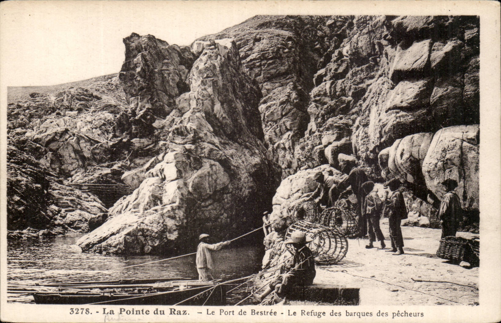 Pointe du Raz CPA Le port de Bestree Le refuge des barques des pecheurs