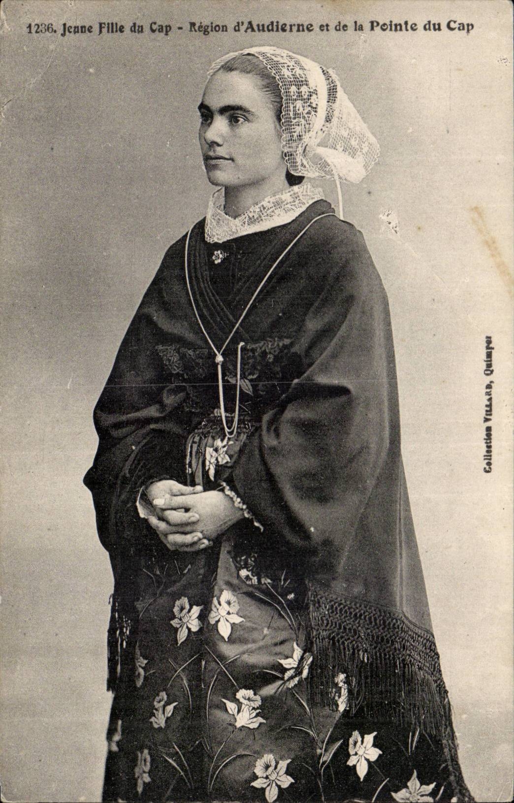 CPA Jeuen girl of the course Area of Audierne and the poiten of Cape TOP (folklore caps Brittany costume)