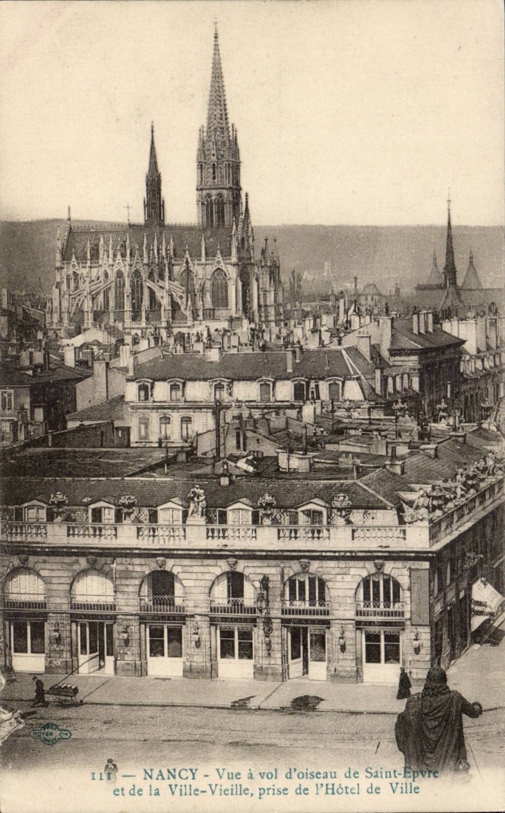 Nancy cPA Vue a vol d'oiseau de Saint Epvre et de la ville vieille prise de l'hotel de ville
