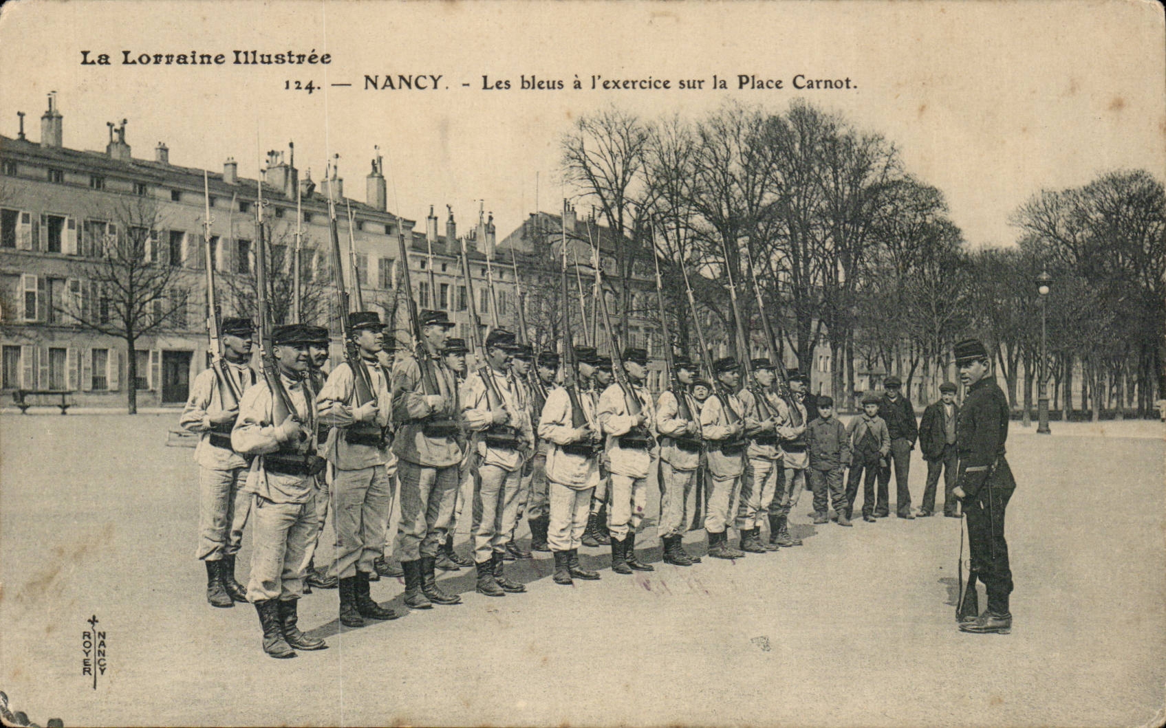Nancy CPA Les bleus a l'exercice sur la place CArnot (militaria)