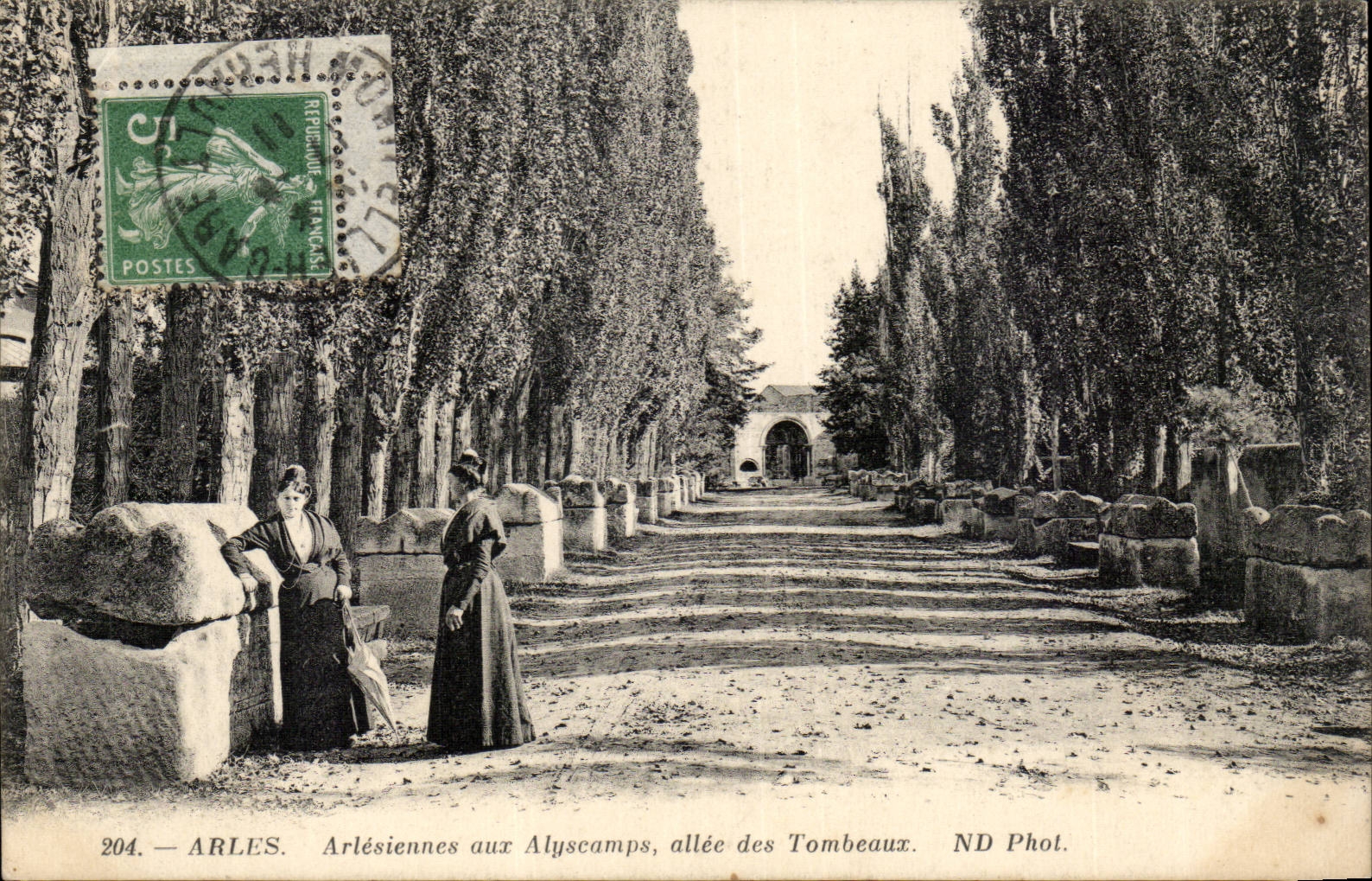 Arles CPA Arlesiennes in Alyscamps gone of the tombs