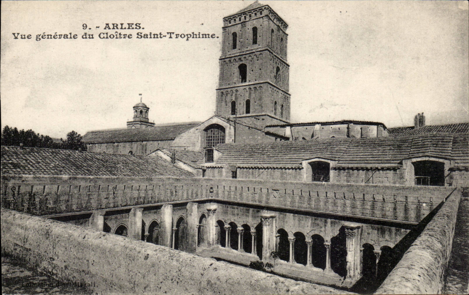 Arles CPA View of the cloister Sainte TRophime