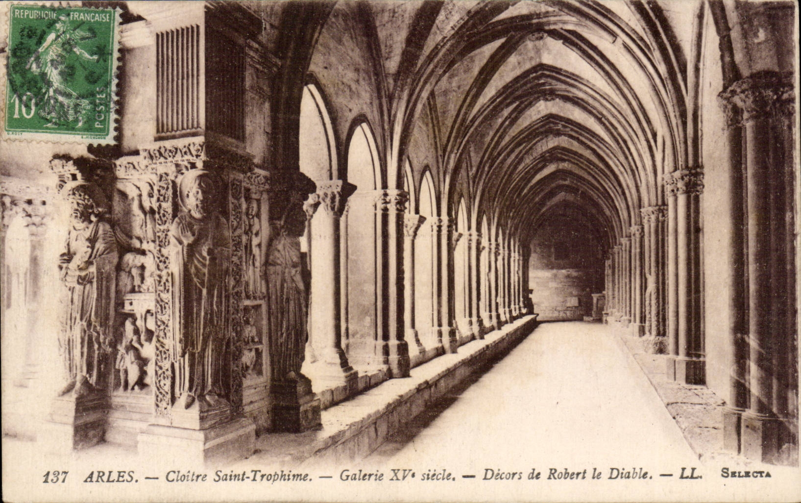Arles CPA Cloister Sainte TRophime Gallery of the 15th Decorations of Robert Devil