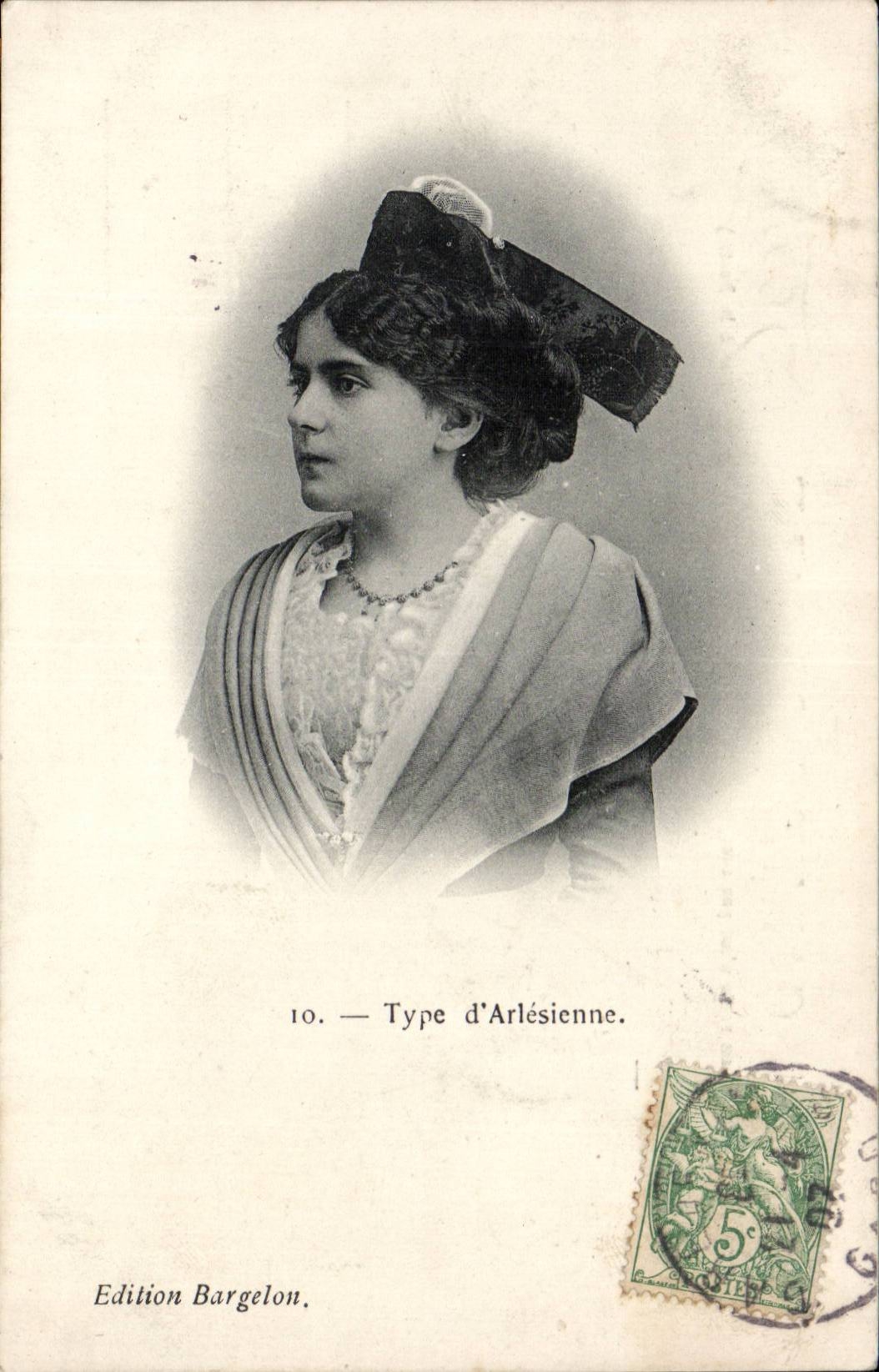 CPA in Provence Standard Woman of arlesienne (folklore costume)