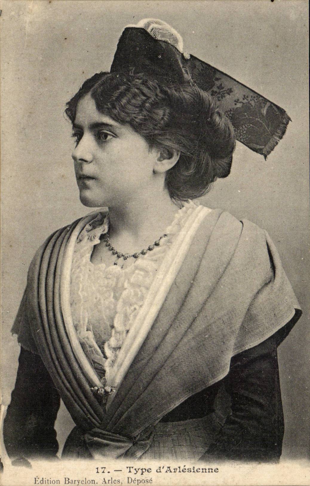 CPA in Standard Provence Woman of arlesienne (folklore costume)