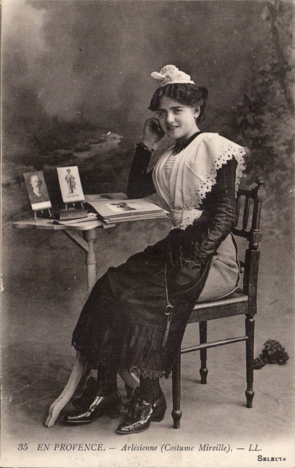 CPA in Standard Provence Woman Arlesienne (Mireille costume) (folklore costume)