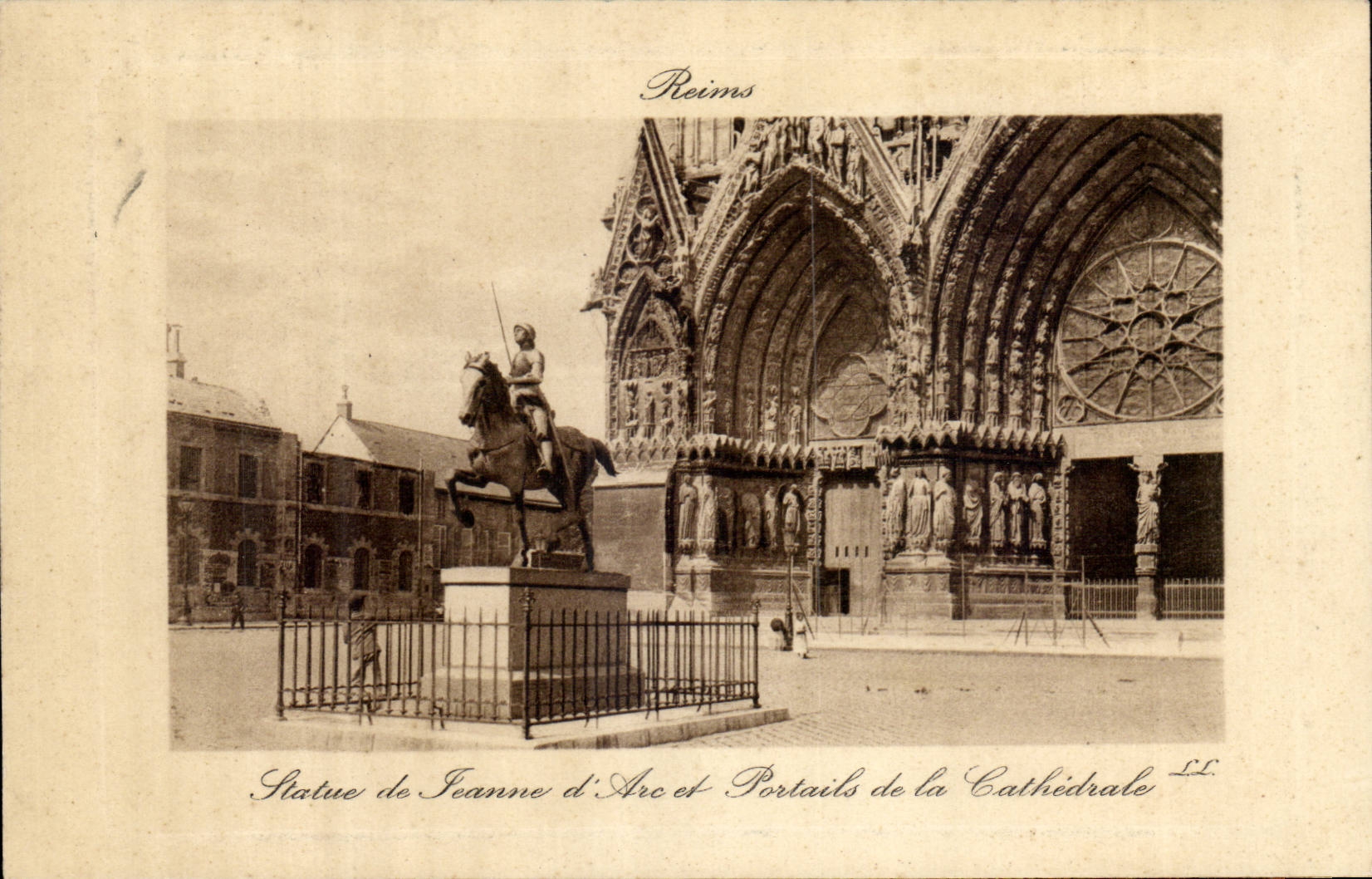 CPA Reims Statue of Jeanne of arc and gates of the cathedral