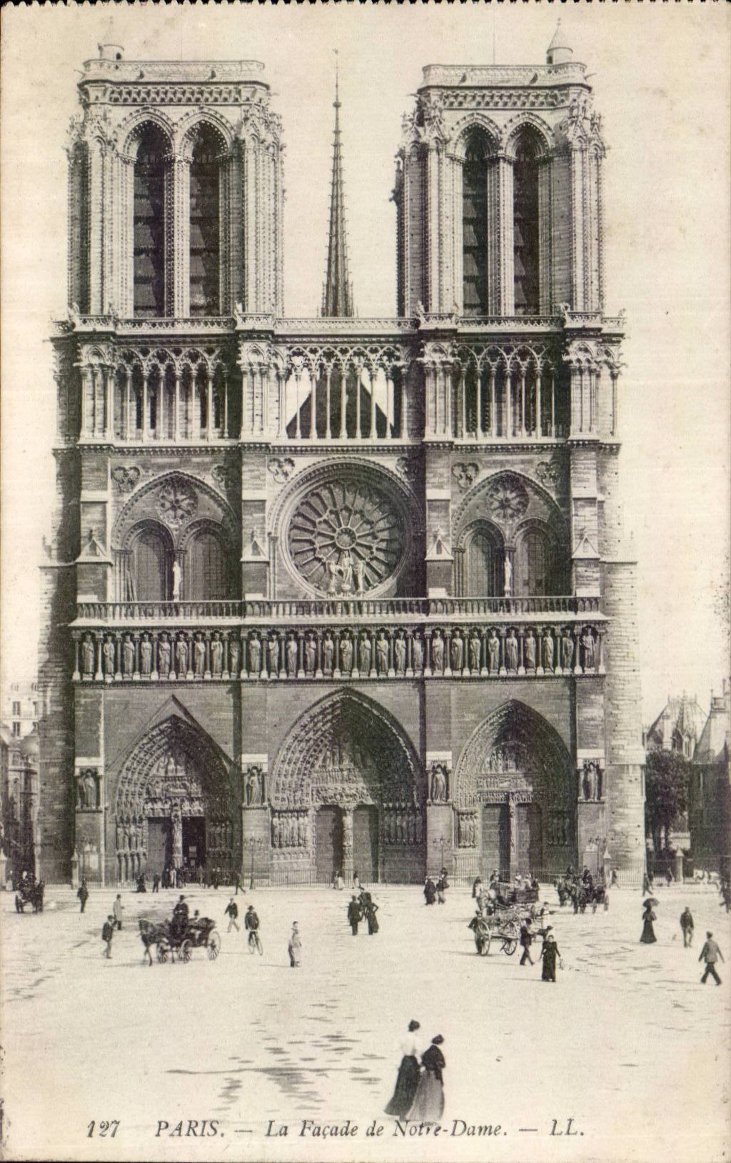 Paris - 4 - Notre Dame - Horse Drawn Carriage - Period Costume - CPA