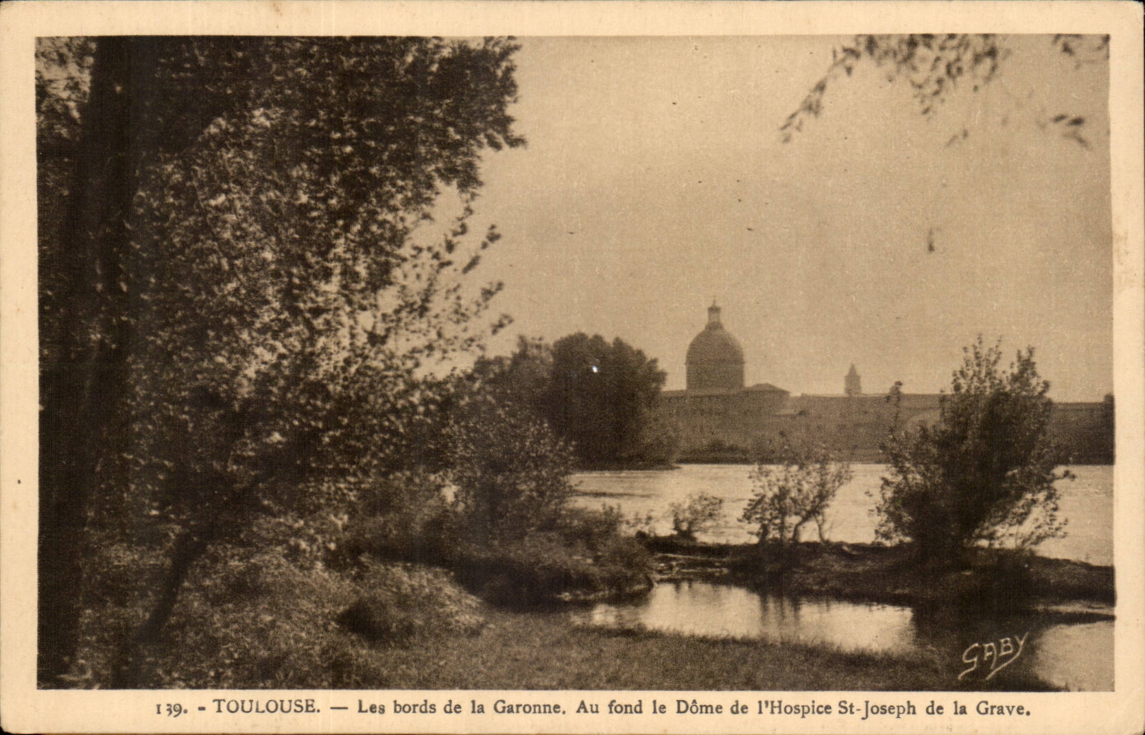 Toulouse CPA Les bords de la GAronne Au fond le Dome de l'hospice St Joseph de la Grave
