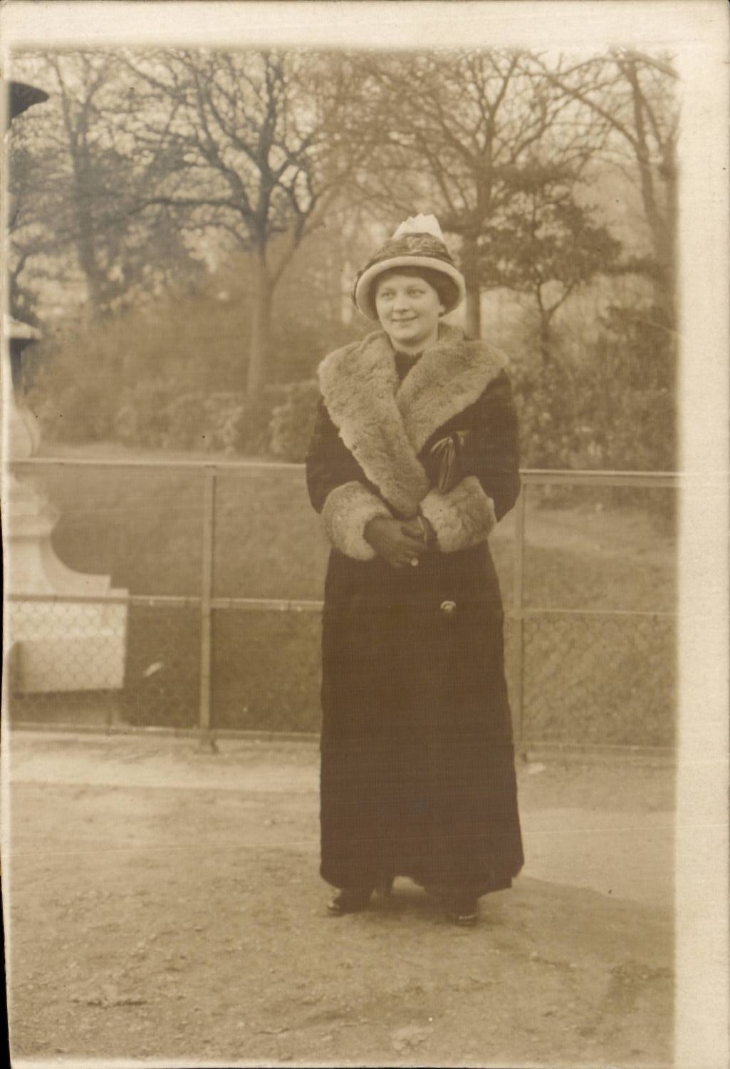 Real photo Woman Mademe Bockholtz 11 rue Rodier Paris (9th)