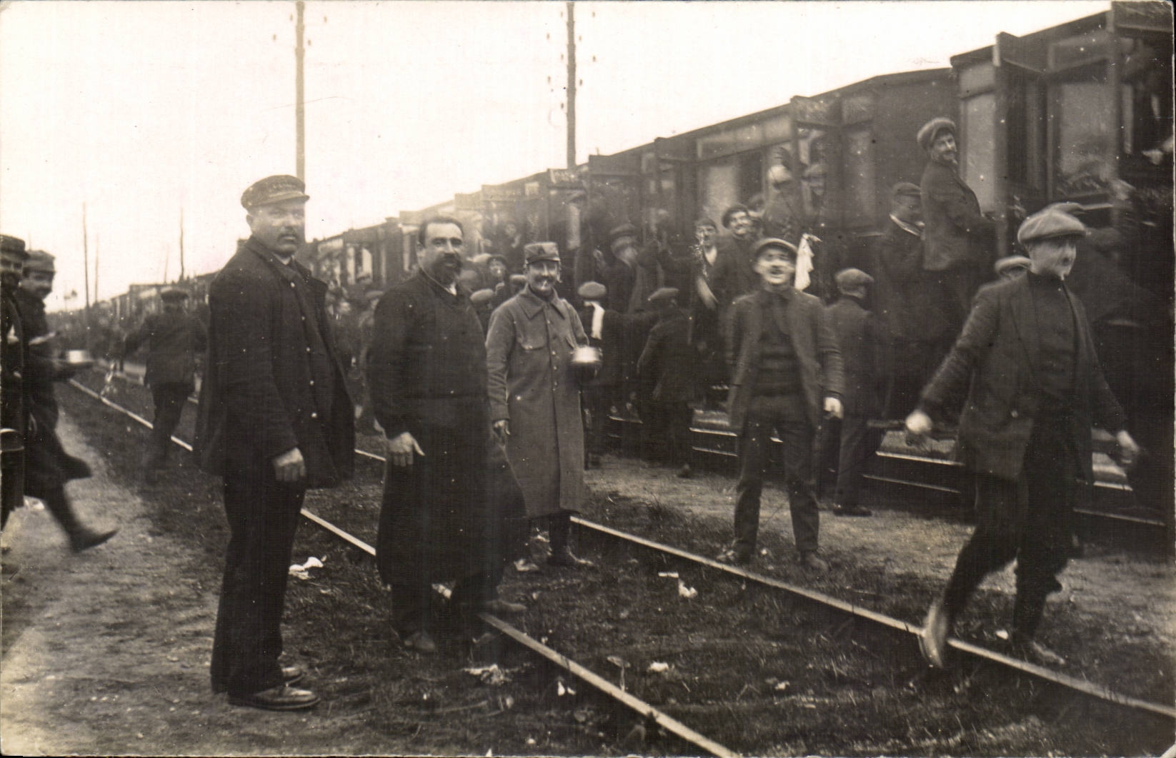 Real photo Departure of the class 1916 for the barracks (militaria train) TOP