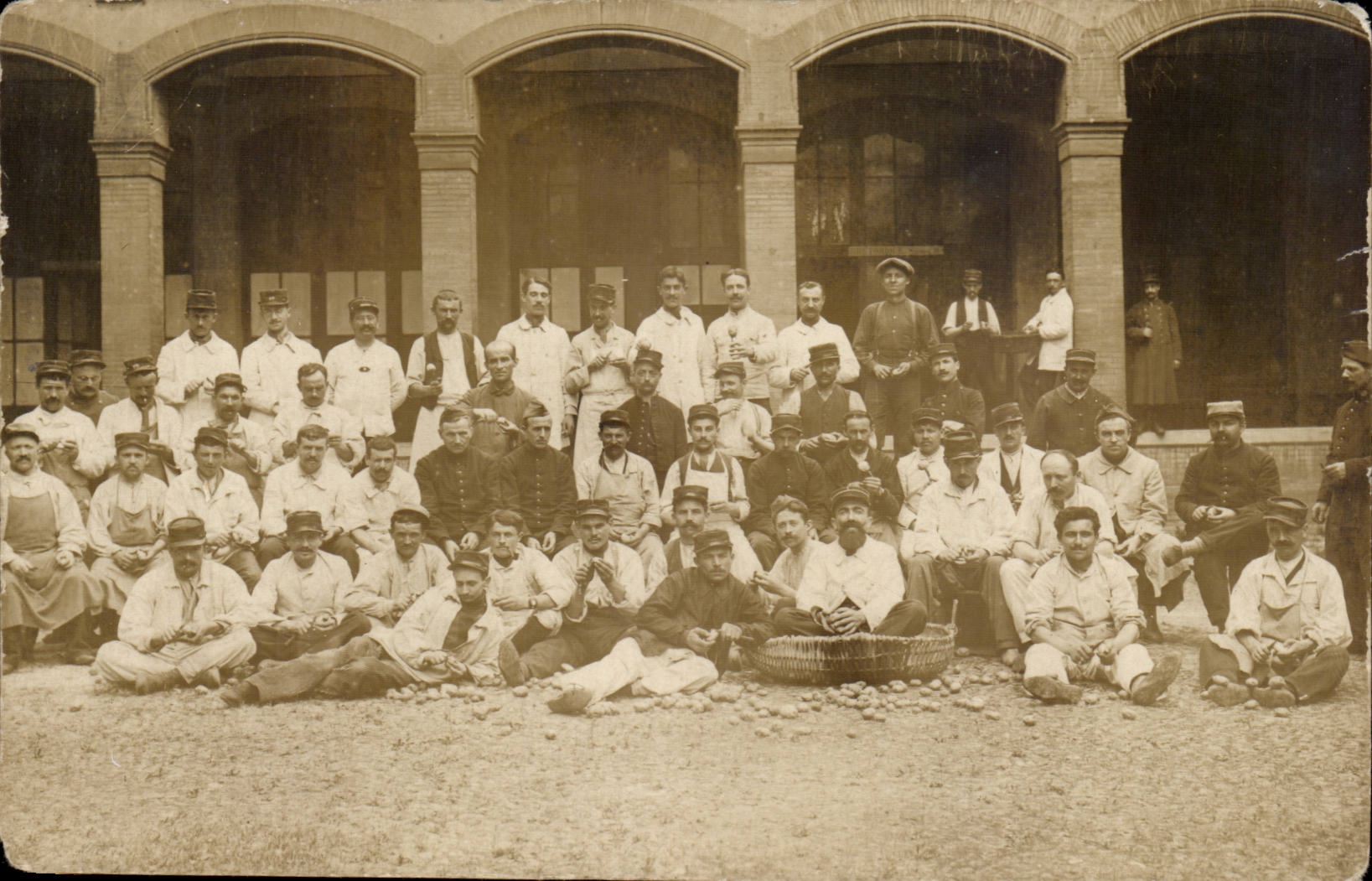 Real photo Regiment Soldiers (militaria)