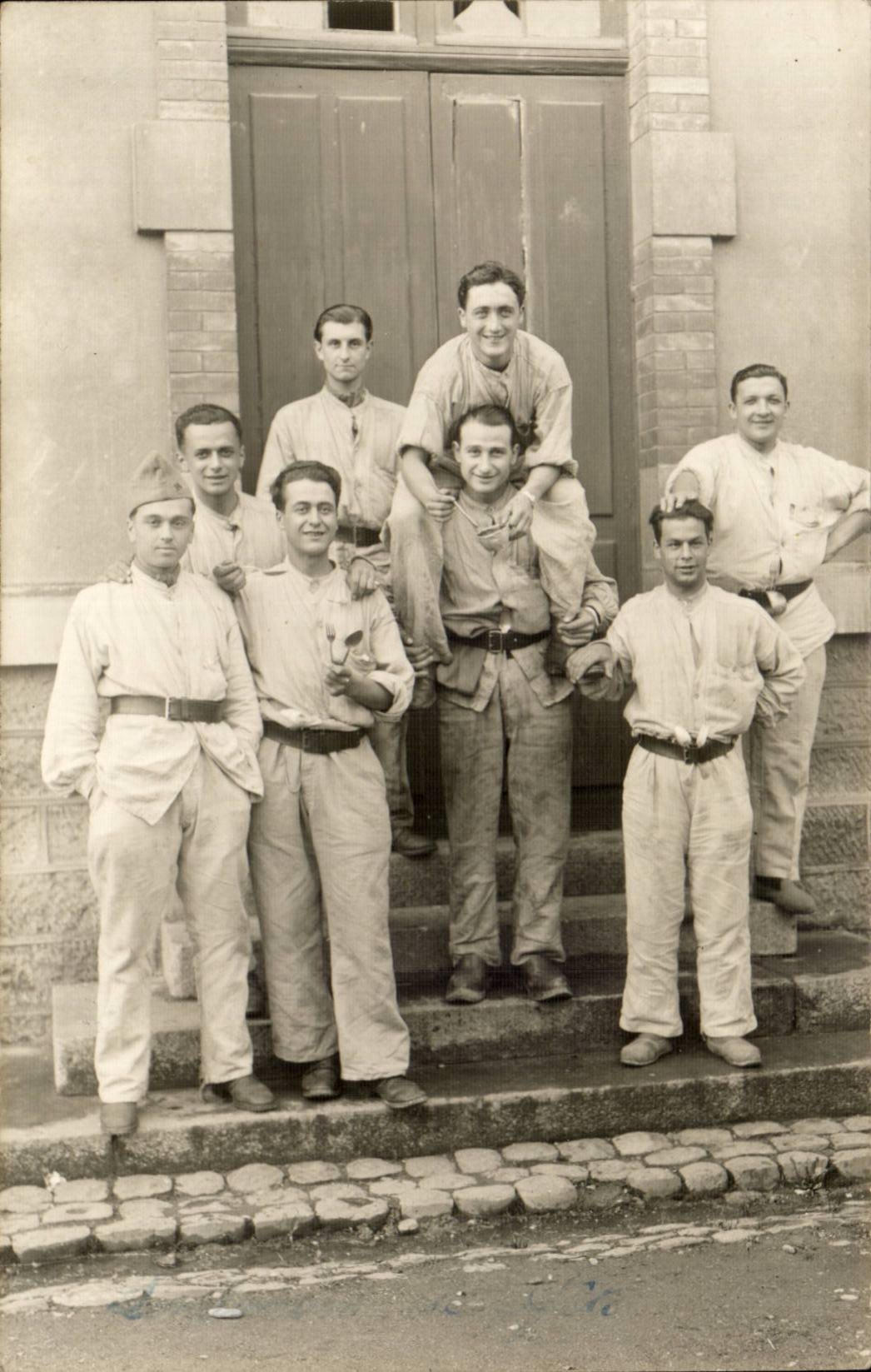 Real photo buddies of barrack room 1938 (militaria)