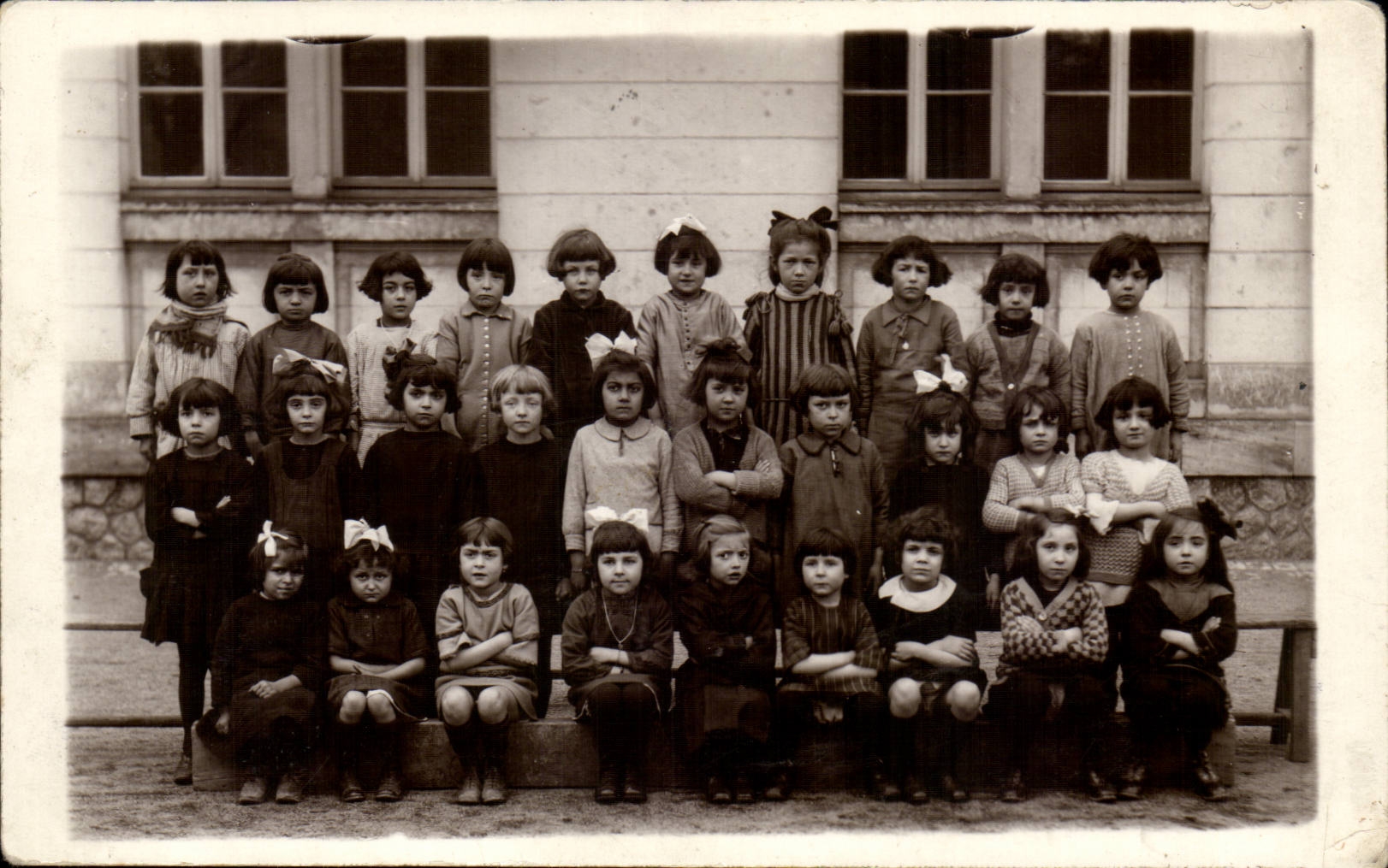 Real photo Ecole Children Classifies
