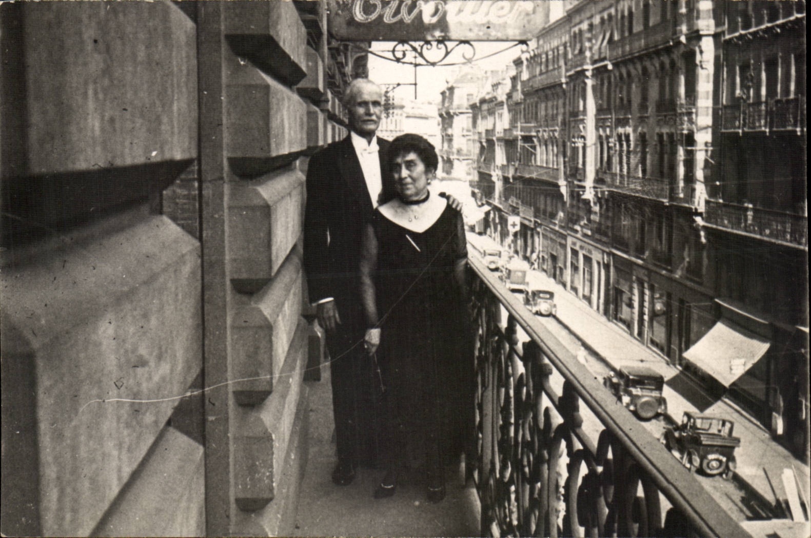Real photo Couple on a blacon (Paris?)