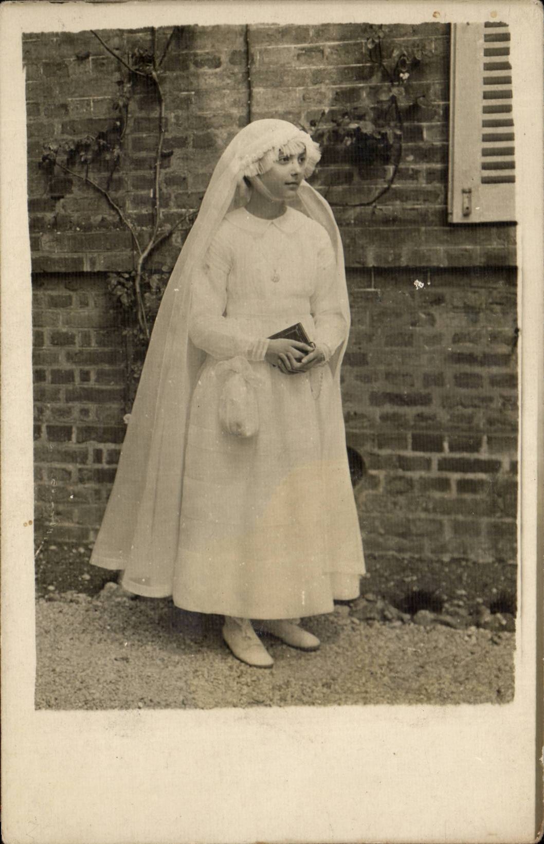 Wirkliches Foto Kind als Communicant