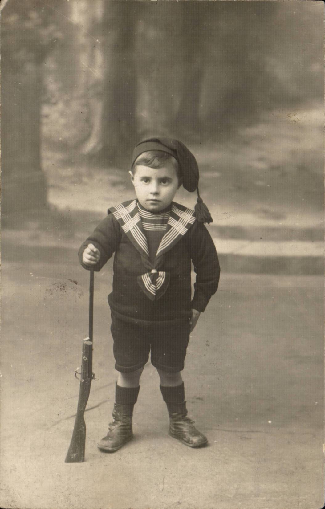 Wirklicher Foto Kindsoldat