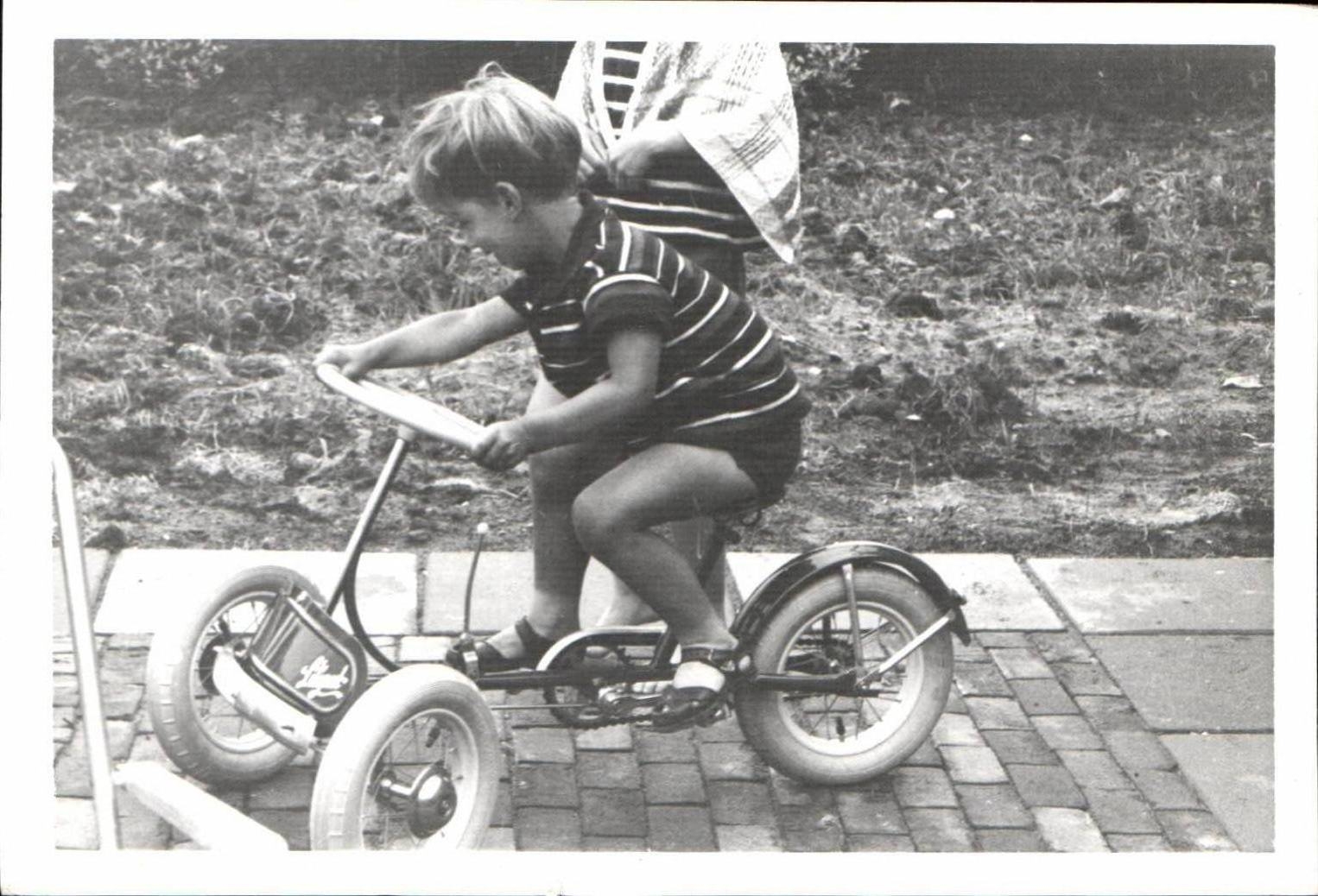 Reales Fotokind und -fahrrad