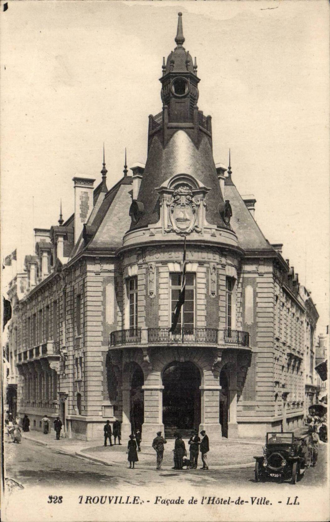 Trouville - facde of the Town hall - CPA