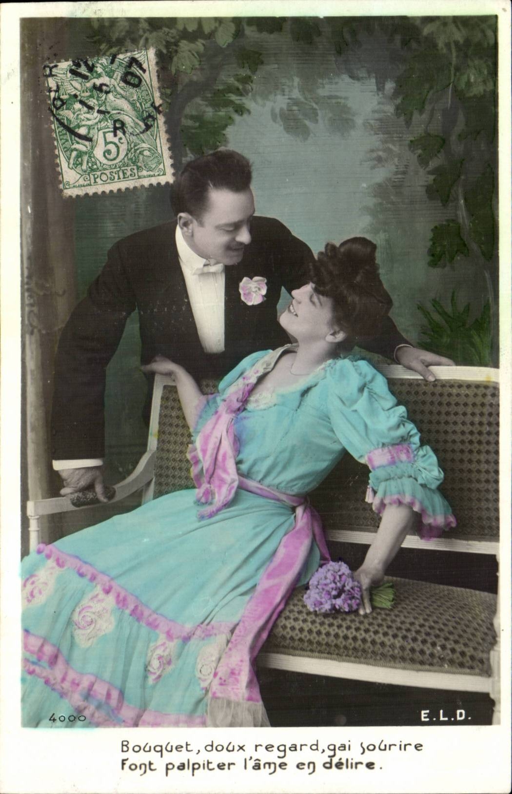 Phantasie - Paar - weicher Blumenstrauss den frohliches Blicklacheln bildet das Herz zu pochen ist uber sie - CPA im Delirium