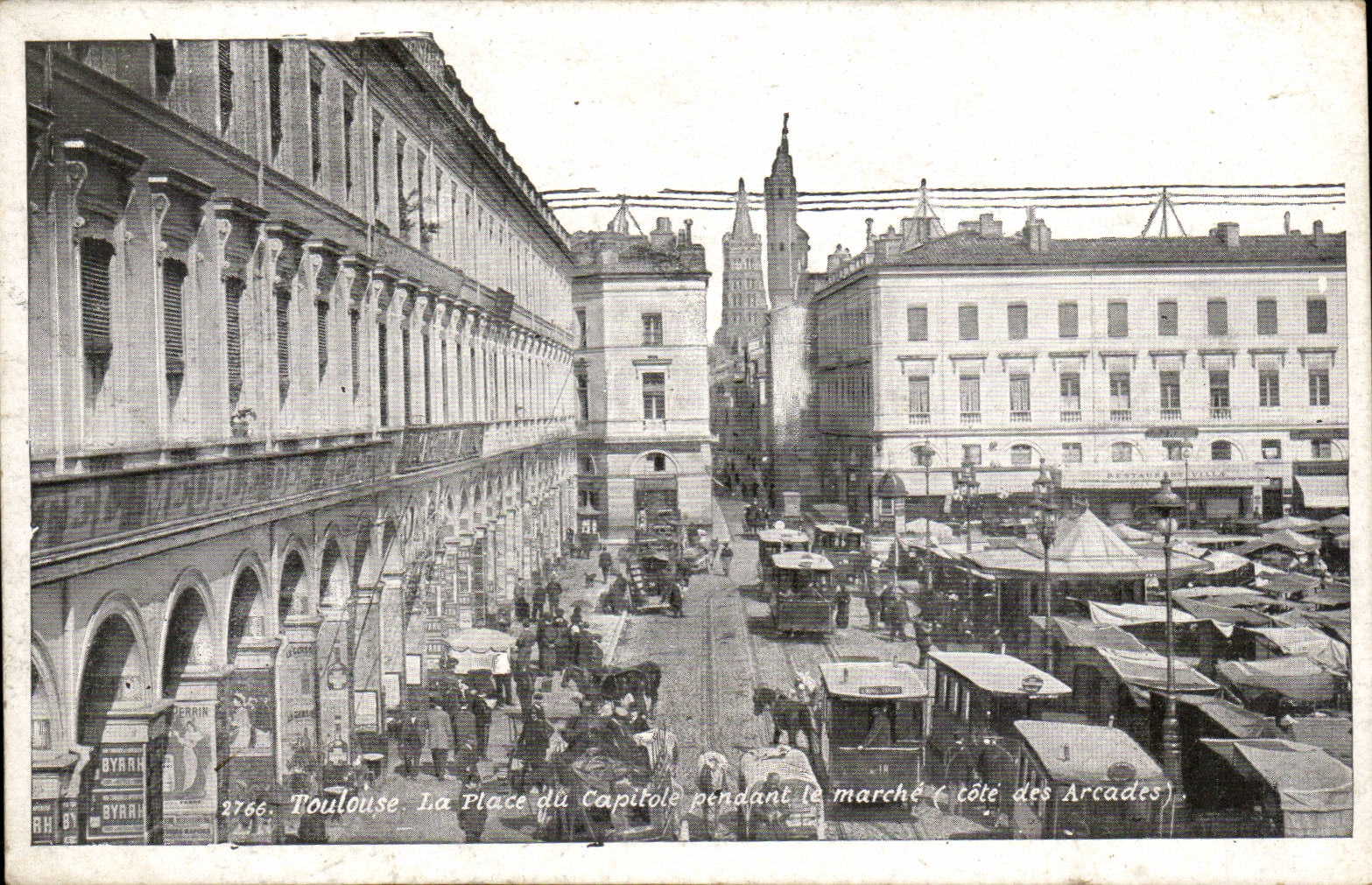 Toulouse CPA La place du CApitole pendant le marche (cote des Arcades)