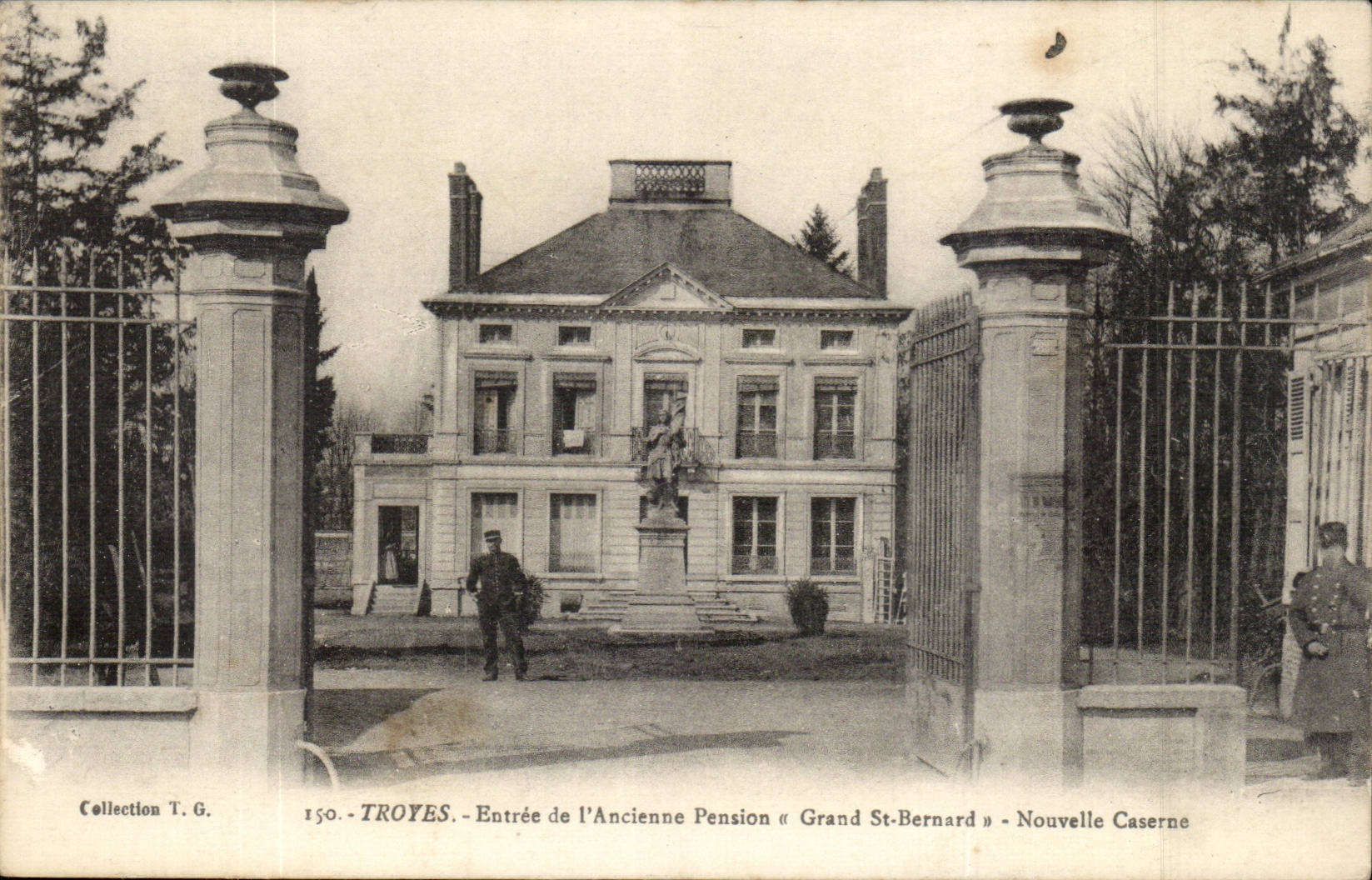 Troyes CPA Entering of the old pension Large St Bernard Nouvelle barracks