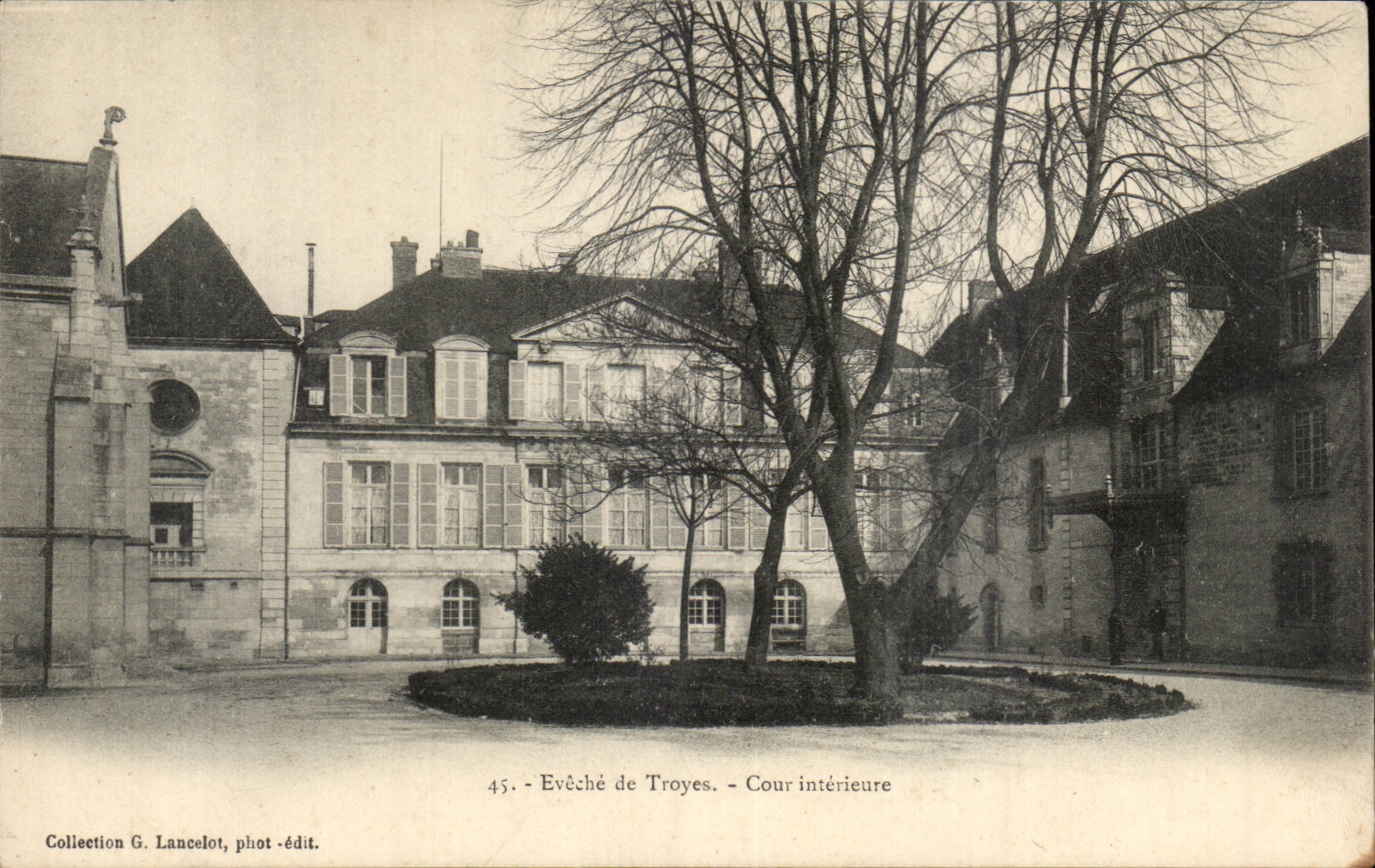 TRoyes CPA Eveche interior Court
