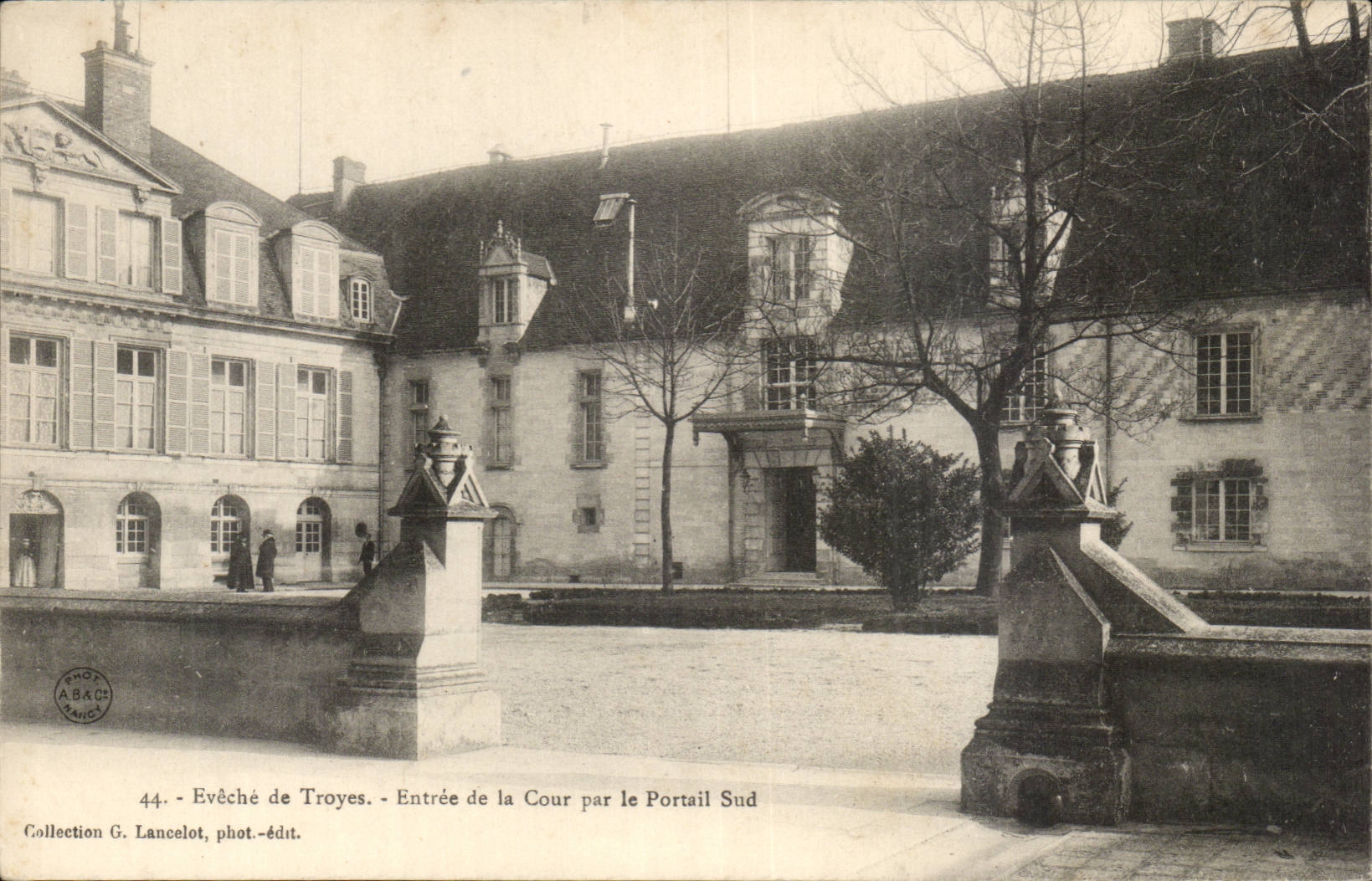TRoyes CPA Eveche Entering of the court by the Southern gate