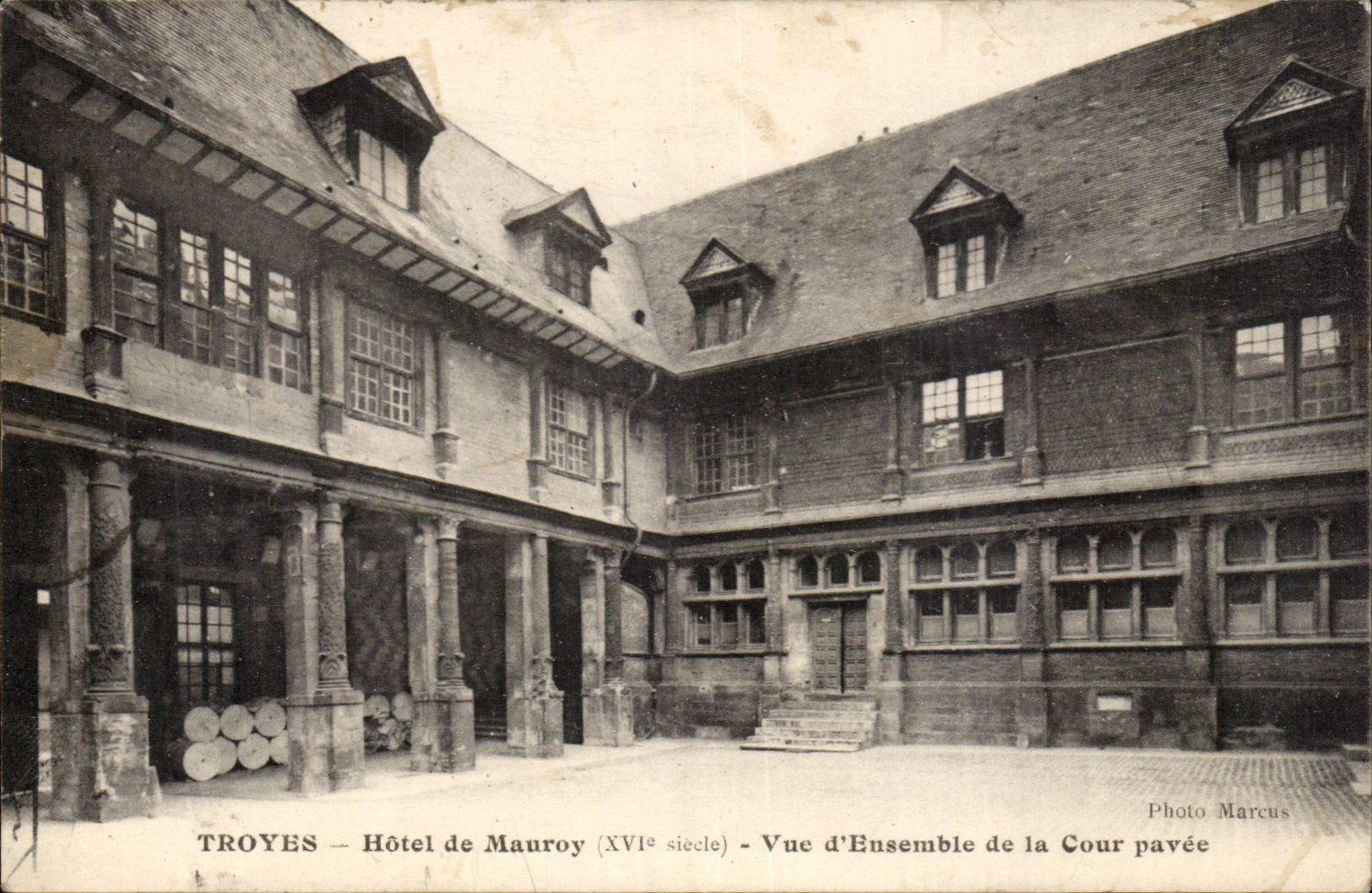 TRoyes CPA Hotel of Mauroy Overall picture of the court pavee