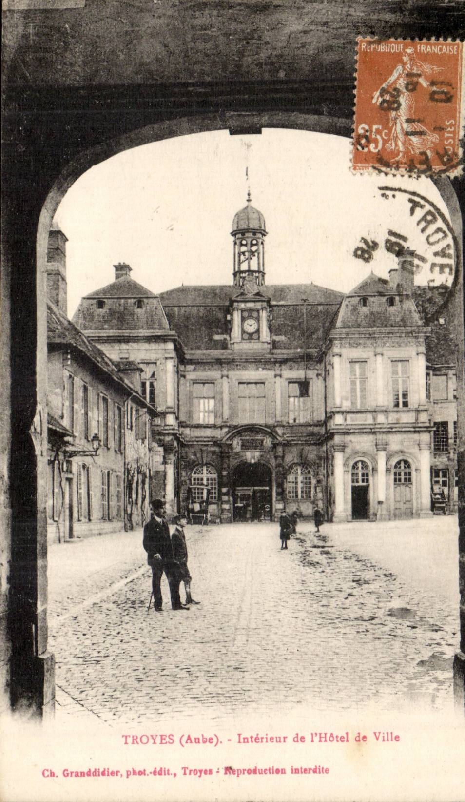 Interior TRoyes CPA of the town hall