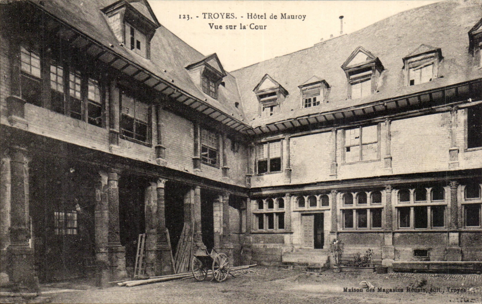 TRoyes CPA Hotel of Mauroy Seen on the court