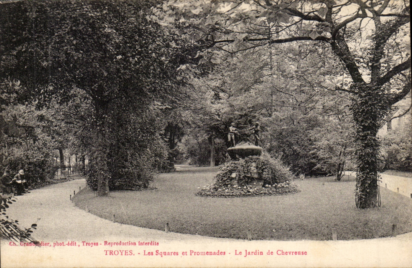 TRoyes CPA public gardens and walks the garden of Chevreuse