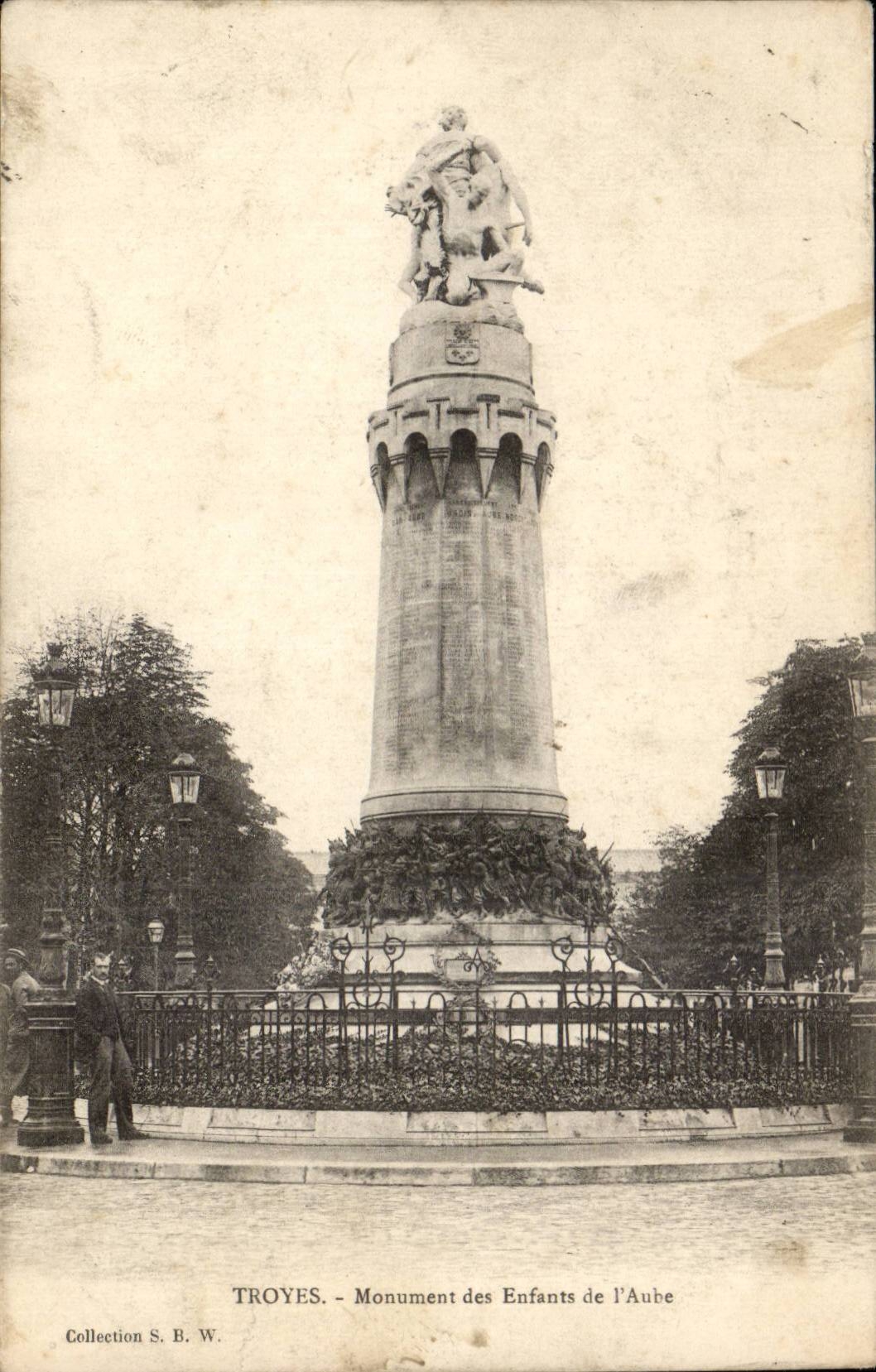 TRoyes CPA Monument of the children of the paddle
